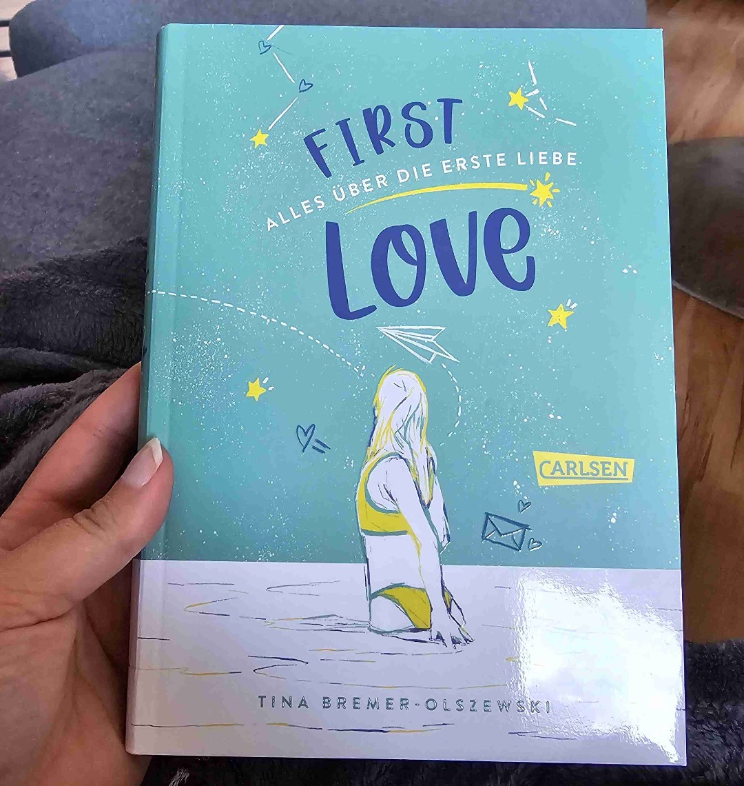 Ein Buch über die erste Liebe, das Verliebtsein und finden der eigenen Sexualität. Mit vielen tollen Tipps und Tricks zur Selbstreflektierung, Anlaufstellen bei Problem.
Manchmal finde ich macht sich die Autorin mit ihrer Beschreibung zu einfach. Gerade Jugendliche haben es super schwer mit sozialem Druck, Gruppenzwang und Selbstfindung. Da wirkt es im Buch manchmal als wäre das alles spielend leicht.