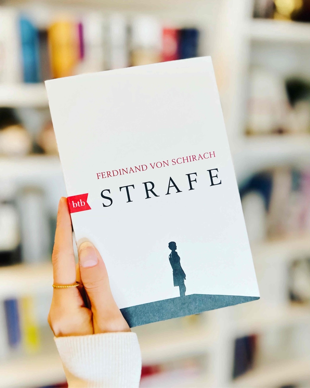 Schirach schafft es immer wieder einen auf wenigen Seiten in Situationen zu werfen, in denen wir uns selbst hinterfragen und kurz innehalten. 