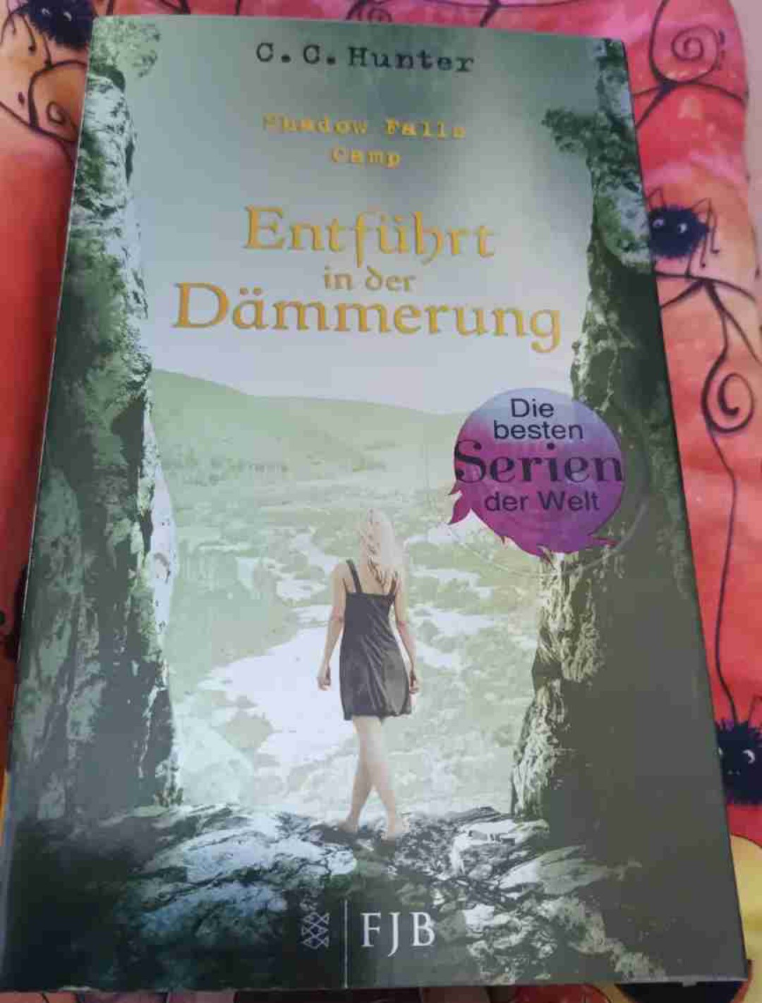 Auch band 3 hat mir sehr gut gefallen. Und bin gespannt wie band 4 sein wird. Deshalb empfehle ich diese Reihe weiter.