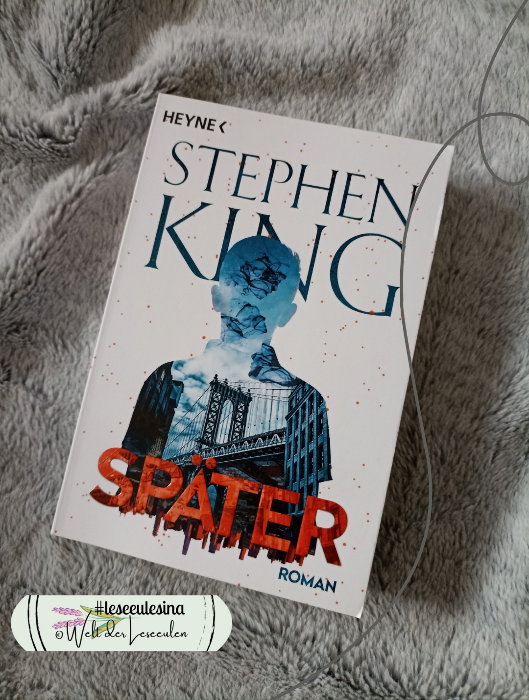 ✨ SHORT REVIEW: Später von @stephenking aus dem @heyneverlag ✨
🫶
Das kann King definitiv besser!
Jamie ist ein sehr sympathischer Protagonist, dessen Gesicht ich sehr gerne verfolgt habe. Zu allen anderen Charakteren konnte ich keine wirkliche Verbindung aufbauen.
Leider ist die Geschichte, wie ich erwarte habe, keine Horrorstory und auch nicht wirklich das was der Klappentext vermuten ließ. Dennoch fand ich das Gesamtpaket ganz okay.
Was mich jedoch wirklich gestört hat, war das völlig überzogene Ende... Das hätte man anders lösen können oder in dieser Art ganz weglassen sollen - wirklich sehr merkwürdige...
Ich hoffe das mich der nächste "King" mehr von sich überzeugen kann..
⭐⭐⭐ Sterne
#leseeulesina #weltderleseeulen