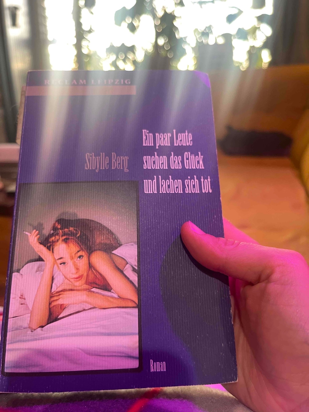 Das Buch war leider eine Enttäuschung. Der Schreibstil ist durchgehend sehr negativ und zieht einen beim Lesen ziemlich runter. Bisher haben mir die Bücher von Sibylle Berg sehr gut gefallen, bei dem war ich jedoch kurz davor, es abzubrechen. Da die Kurzgeschichten flüssig zu lesen sind, habe ich es beendet, aber durch den Pessimismus, der sich durch alle Geschichten zieht, habe ich kaum Spaß beim Lesen gehabt.