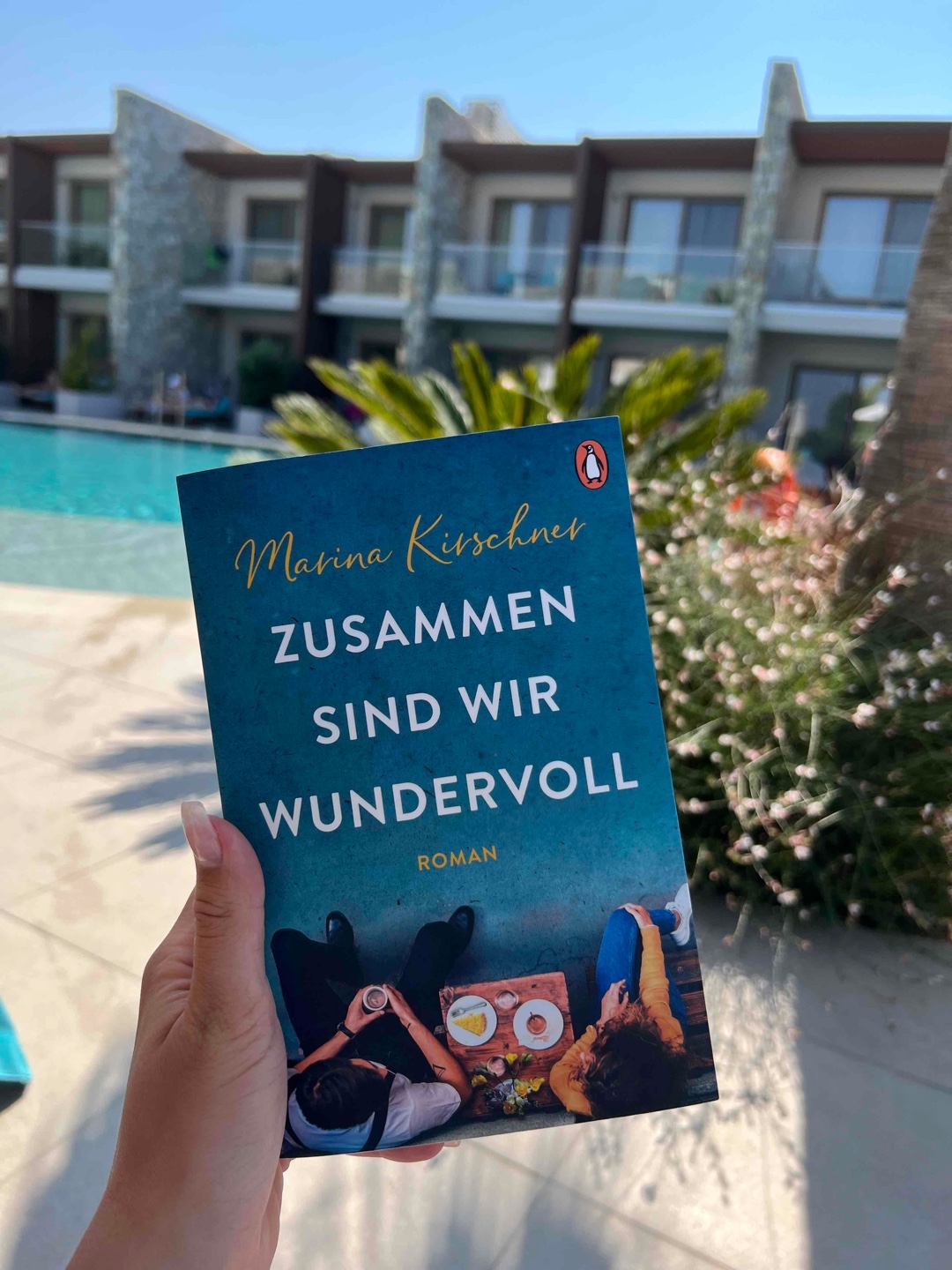 Erst dachte ich, das wird nichts… aber als ich dann drin war, konnte ich nicht mehr aufhören und hab die Figuren lieben gelernt 🍋💛 Der „Showdown“ am Ende hat mir Gänsehaut und Tränen der Rührung beschert 🥹😍 Eine Empfehlung für alle, die gerne Geschichten über Freundschaft und Liebe lesen. Ein besonderes Highlight: die kulinarischen Beschreibungen und die Rezepte noch als i-Tüpfelchen 👩🏼🍳🥧
