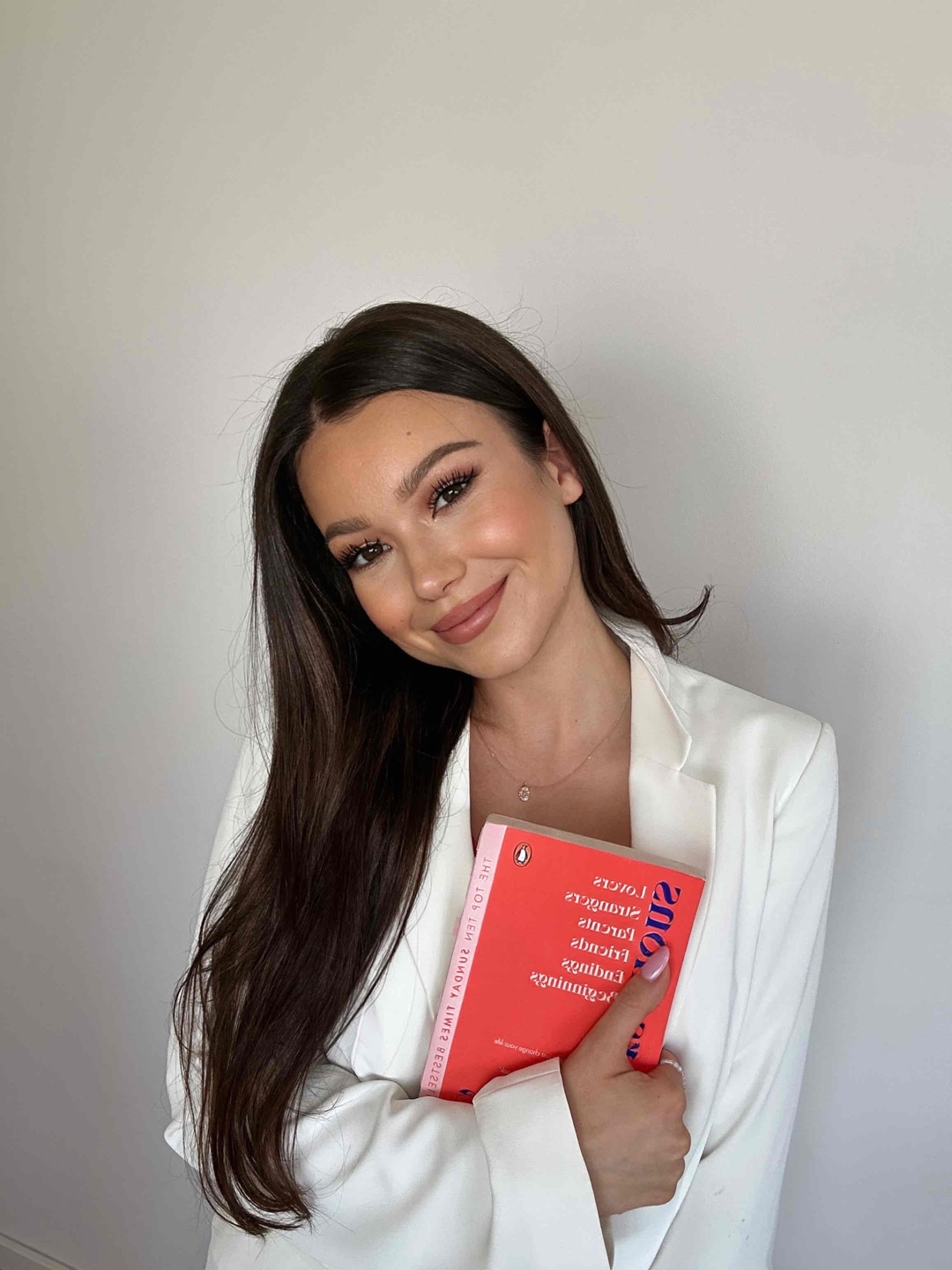 💗💗💗💗💗💗
"Conversations on Love" von Natasha Lunn hat mein Herz erobert und meine Seele berührt. Dieses Buch ist mehr als nur eine Sammlung von Geschichten; es ist ein kostbares Geschenk, das die unendliche Tiefe und Schönheit der Liebe enthüllt.