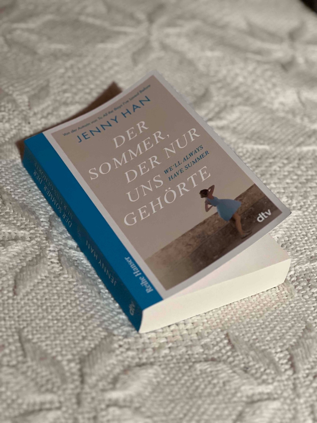 Als ich dieses Buch anfing, wusste ich, das es nicht so ist wie die anderen Bücher in dieser Reihe. Der Anfang gefiel mir garnicht und die Schreibweise hat mich auch nicht ganz überzeugt, doch ab der Hälfte ist es besser geworden. Das Ende hat man schon vorhersehen können, obwohl ich das nicht einmal für schlimm empfinde. Ich persönlich war immer schon Team Jeremiah gewesen, doch dieses Buch machte mich unschlüssig. Es passierten Dinge, bei denen ich mir wünschte, dass das alles nur ein blöder Scherz war. Für die Zukunft würde ich mir noch einen Teil für Steven und Taylor wünschen. Lest das Buch selbst und ihr werdet sehen, welches Team ihr für besser empfindet 🙌
