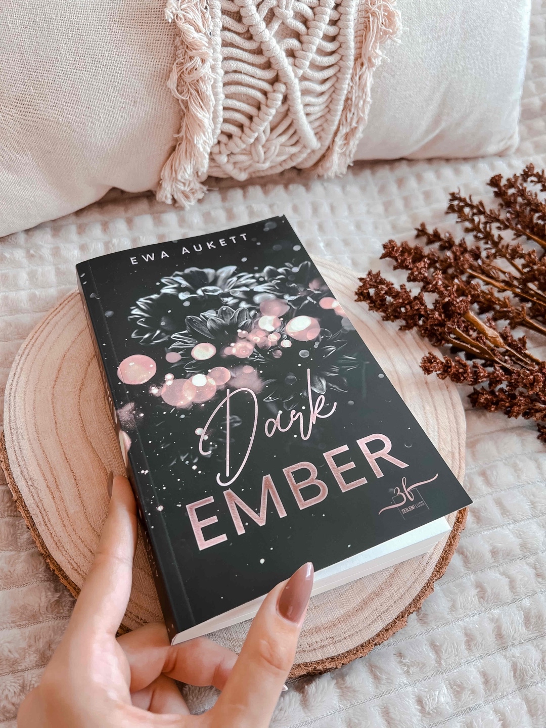 „Dark Ember“ ist eine fesselnde Mischung aus Liebesroman und Thriller, gepaart mit Age Gap, Selbstliebe und Drama. Durch den Schreibstil fliegt man durch die Seiten und an Spannung mangelt es dem Buch auch nicht. Die Protagonistin entwickelt sich stark weiter und einige Wendungen sieht man nicht kommen. Wer "Sorry, ich habe es nur für dich getan" mag, wird auch "Dark Ember" mögen.