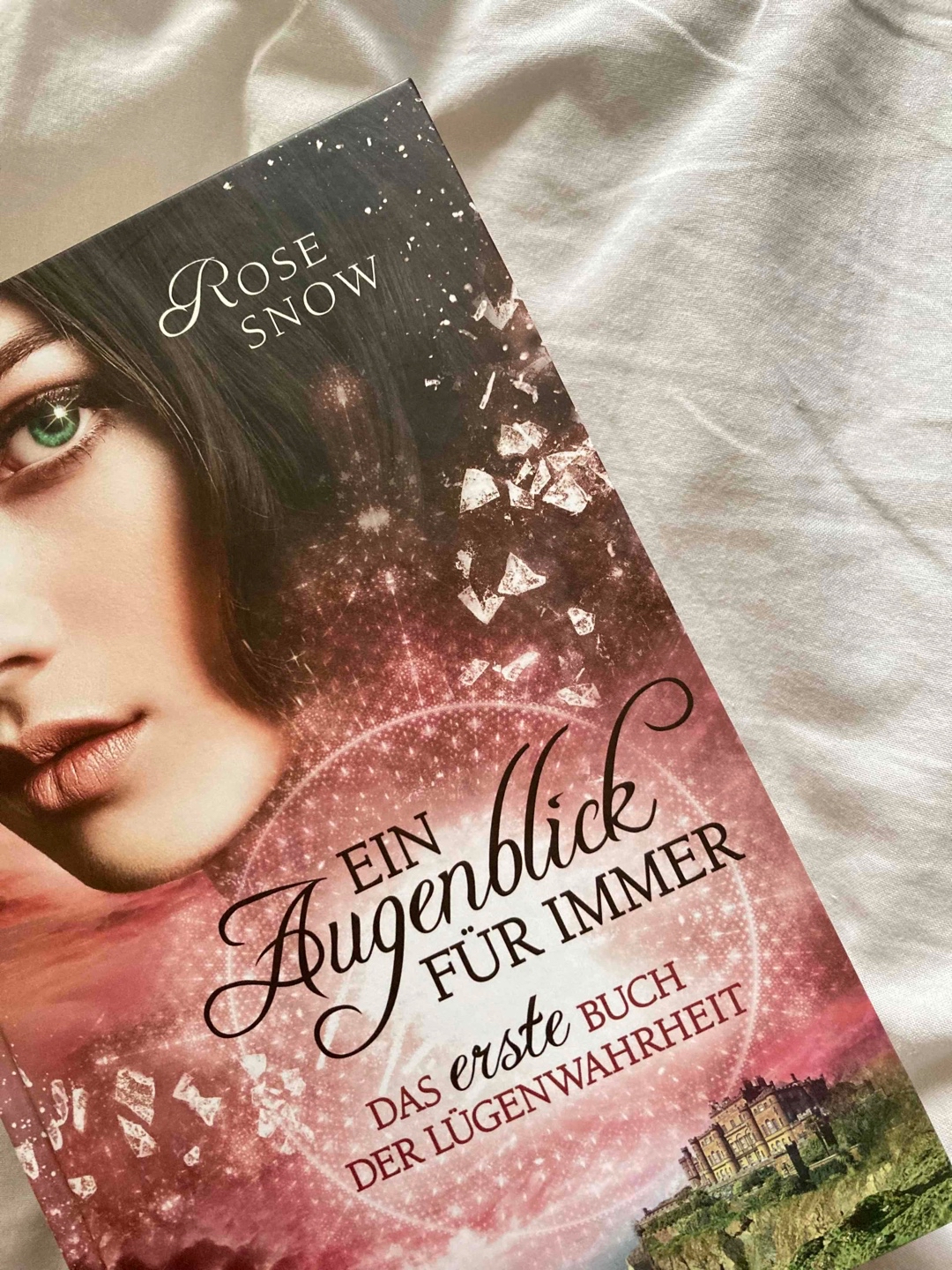 Das Buch war sehr stark und zieht einen sofort in seinen Bann, sodass man nicht mehr aufhören kann zu lesen😂. 
Das Buch ist auch etwas, für jemanden, der nicht so ein Fantasyfan ist (bin ich auch nicht), da dieses Buch anders ist und es ist blöd wenn man nicht sofort weiter lesen kann 🙈. 
Es ist sehr idyllisch  ￼geschrieben und spannend aber sehr schön zu gleich. ✨😊