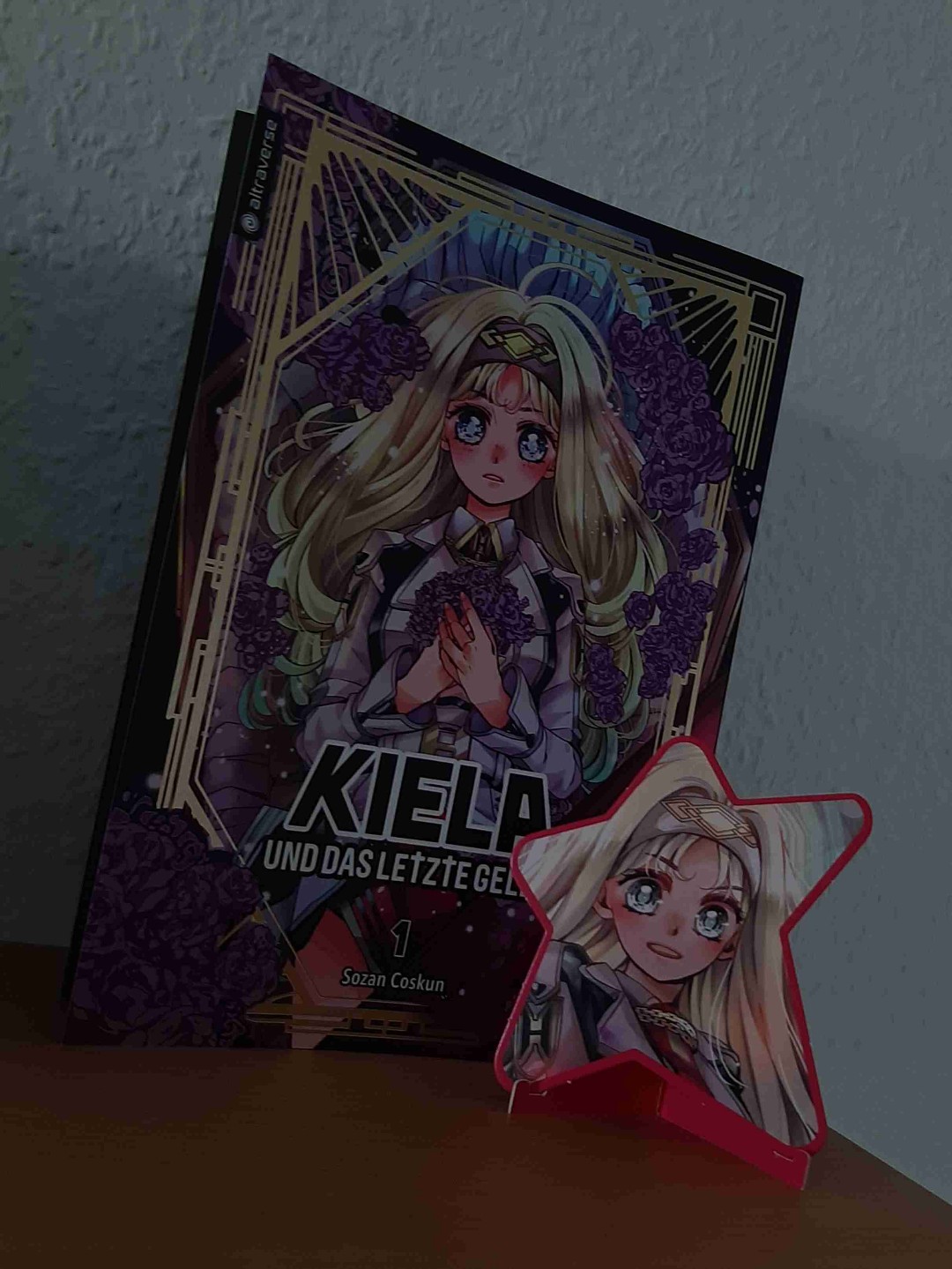 Wieso endet das nur an einer so spannender stelle???

Mega manga bin extrem beeindruckt. Die ganze story ist sehr traurig manchmal auch ein bisschen comedy und leicht romantisch angehaucht.
Der zeichenstill boahhh- der ist so geil ich liebe den. Aber jetzt wirklich wie? Dieser zeichenstil ist wunderschön Und das Cover erst!! Im großen und ganzen eine 5/5 ich denke teil 2 könnte richtig gut werden. Bin schon so gespannt!!!