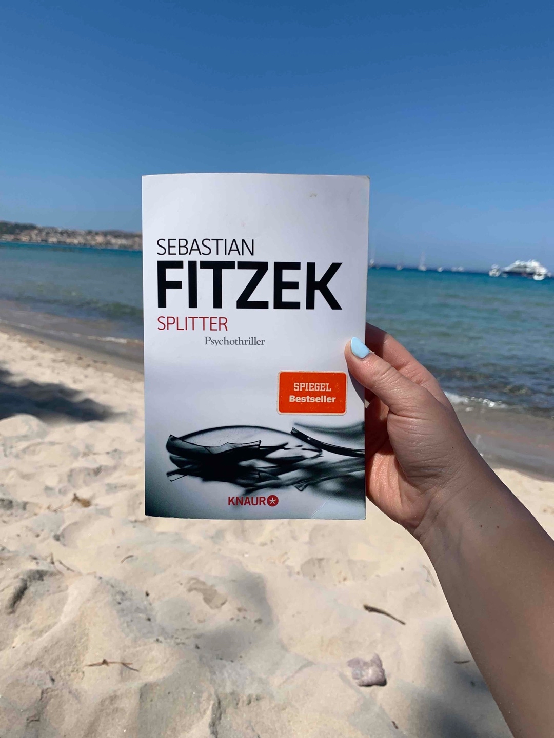Konnte das Buch nicht mehr zur Seite legen, jedoch habe ich mir vom Ende einen Plottwist erhofft, der etwas mehr Psycho ist:)
Zwischendurch gibt es Anspielung auf seine Thriller „der Augensammler“ und „der Seelelbrecher“, was ich ganz cool fand.
Fitzeks Worte zum Schluss regen einen zum Nachdenken über die Thematik des Vergessens an, was ich nochmal besonders toll fand. Deswegen noch ein halber Stern mehr:)