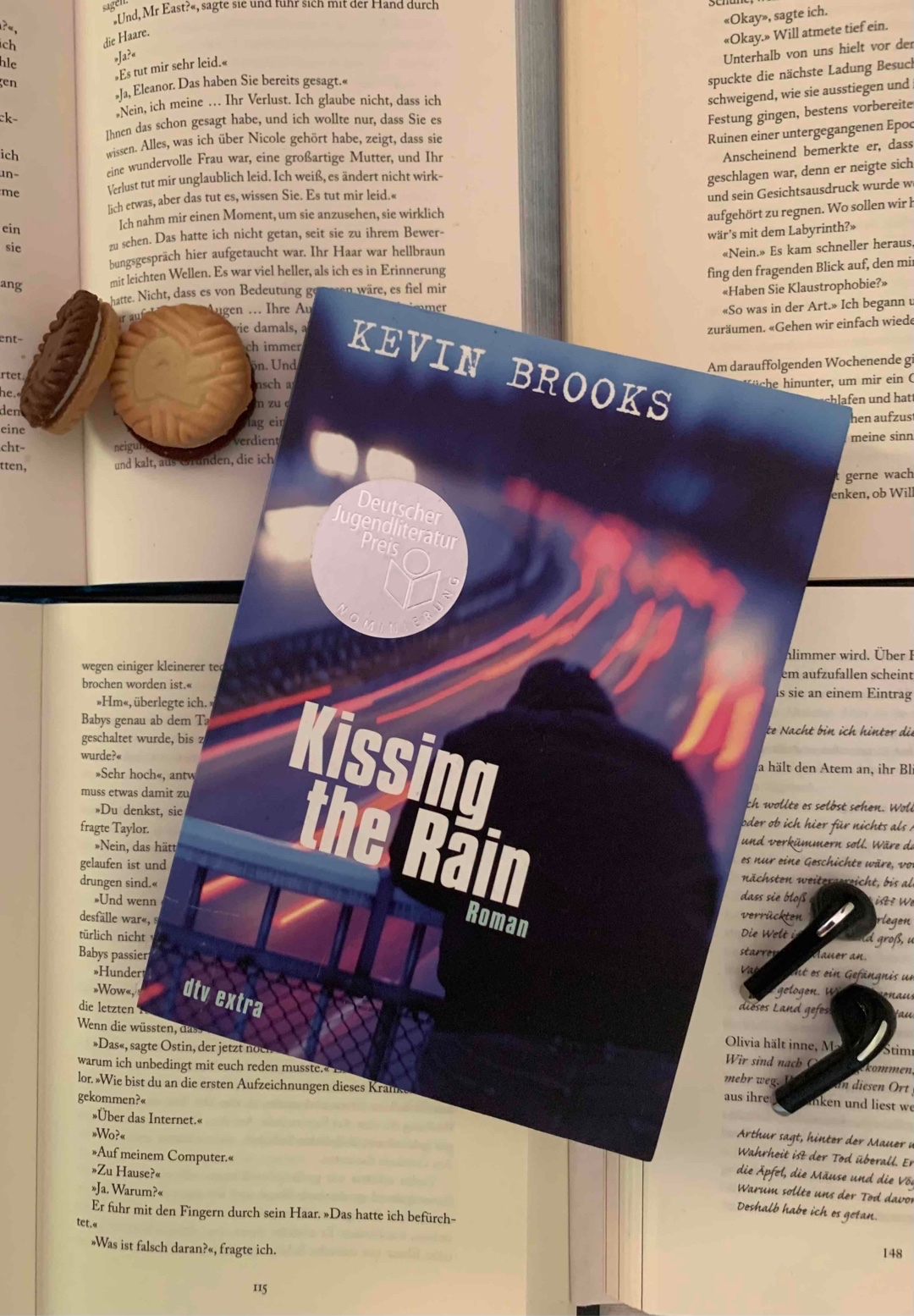 Ich mochte dieses Buch absolut nicht! Nicht nur das es sehr unvorteilhaft in einer komischen Art Jugensprache geschrien ist als auch das die Geschichte einerseits sehr zäh und langweilig ist aber dann sehr Psychisch kranke Aspekte hat wie einen unvorhersehbaren Selbstm@rd! für den definitiv eine trigger Warnung fehlte! Also meiner Seits absolut keine Empfehlung! Also wenn du es wirklich lesen willst mach dich auf was gefasst! Denk dran die Trigger-Warnung fehlt! Viel Spaß beim lesen😜😅🥲👍 (;