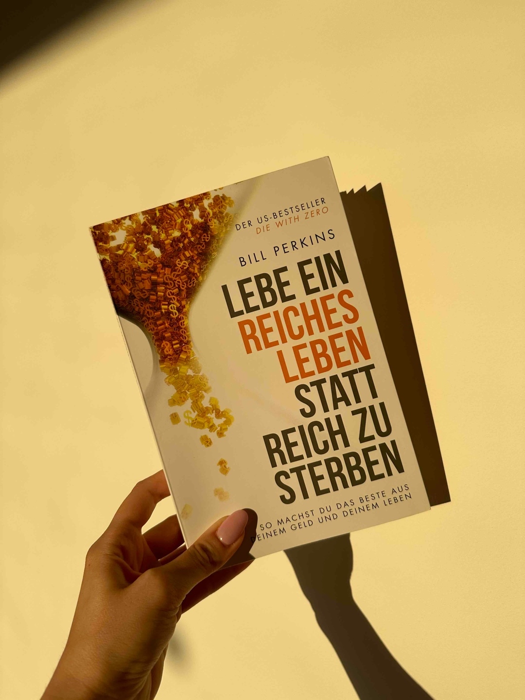 fesselndes Finanzbuch, das geschickt die Balance zwischen finanzieller Weisheit und unterhaltsamer Schreibweise findet. Der Autor schafft einen fließenden Lesefluss, der den Leser mühelos durch die Seiten trägt.