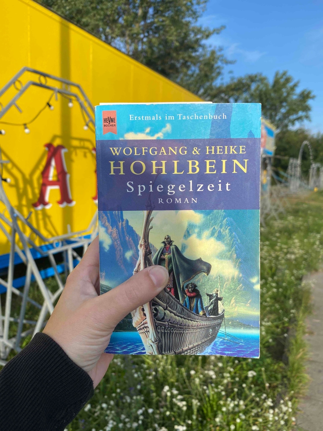 Hohlbeins Roman „Spiegelzeit“ ist eine spannende Reise in die Vergangenheit - ein Spiel mit Abbildern, Perspektiven, Zeitebenen und Zeitschleifen.