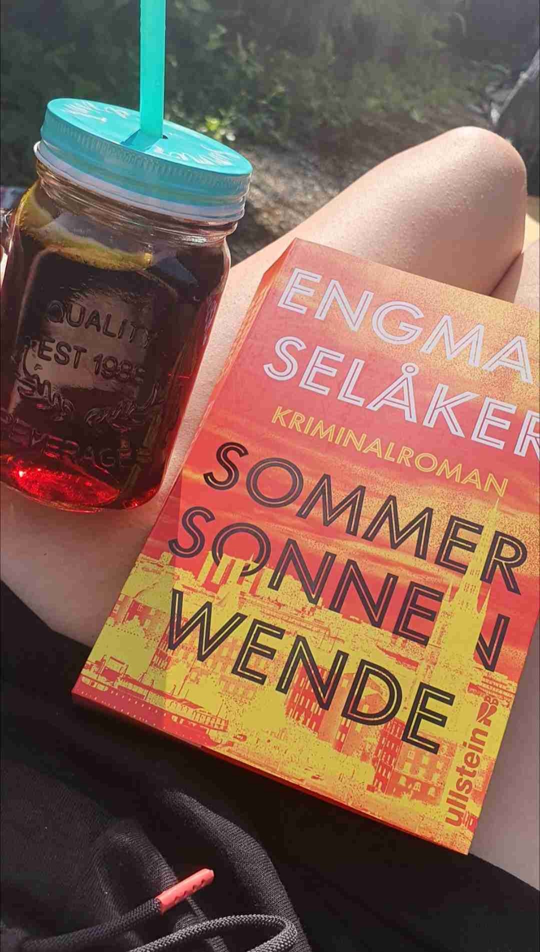 Super Sommerkrimi: Schweden, Hitze, Fußball und Mord...
Spannend und tiefgreifend...☀️