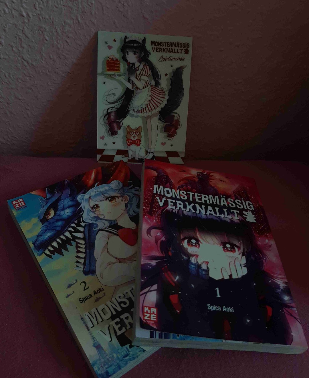♡Liebe diesen Manga♡
Habe den Manga jetzt schon 2 mal gelesen.
Und ich finde ihn immer wieder toll. Zwar ist in den ersten 2 teilen noch nicht so viel tiefe wie in den anderen aber trotzdem finde ich auch die ersten 2 Teile sehr gut und niedlich. Und dieser Zeichenstill wow der beeindruckt mich immer und immer wieder. Mir gefällt es besonders das am Anfang farbseiten sind.
--Zusammenfassung--
Zeichenstill: ganz klare 5/5
Story: sehr süß und was besonderes
-Infos zum Manga-
• Farbseiten am Anfang des Mangas
•7 Euro pro Band
•6 Teile ( bald kommt der 7. Teil)
•Breite: fast so wie jeder Manga
•Die karte auf dem Bild gab es zum 3. Teil in der ersten auflage dazu
-empfehlenswert-