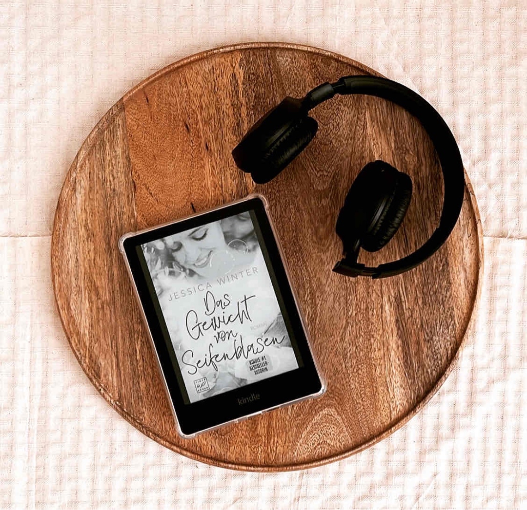 𝐑𝐞𝐳𝐞𝐧𝐬𝐢𝐨𝐧 

𝐷𝐴𝑆 𝐺𝐸𝑊𝐼𝐶𝐻𝑇 𝑉𝑂𝑁 𝑆𝐸𝐼𝐹𝐸𝑁𝐵𝐿𝐴𝑆𝐸𝑁

⭐️⭐️⭐️⭐️*4/5 Sterne* —> Hörbuch
