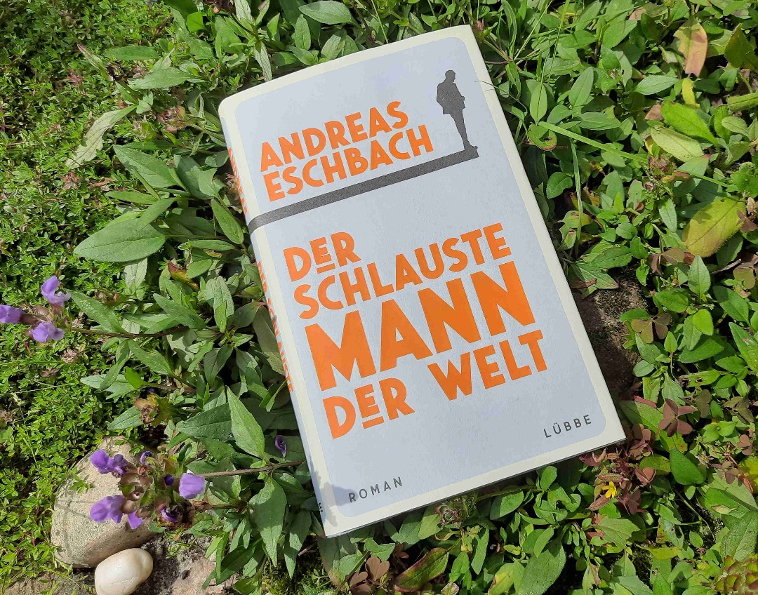 "Der schlauste Mann der Welt" zählt sicher nicht zu Eschbachs besten Werken, aber es ist definitiv erfrischend anders, hat leichte Gauner-Vibes und ist einfach eine wundervoll leichte Lektüre für Zwischendurch.