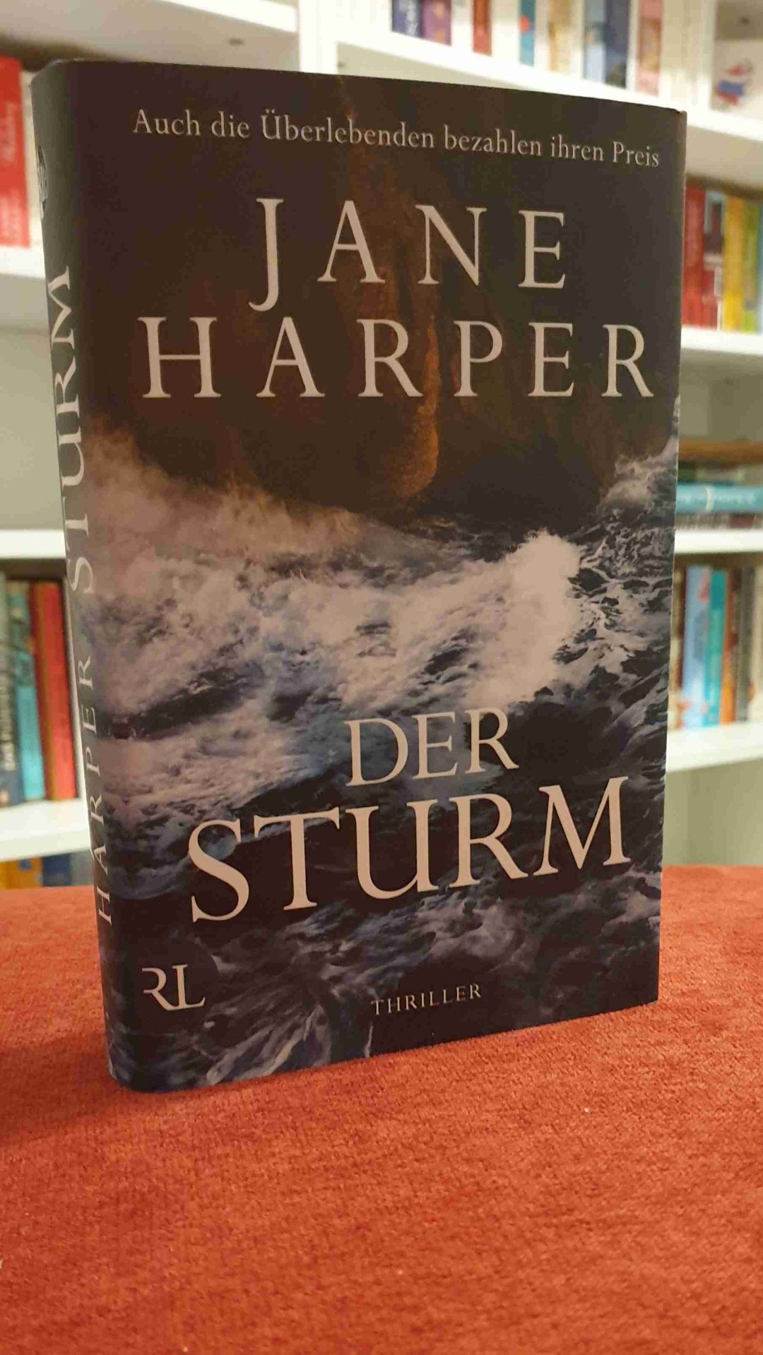 Die Story hat mir sehr gut gefallen nur hat mir die "emotionale" Verbindung zu den Figuren gefehlt. Freue mich trotzdem auf weitere Bücher der Autorin.