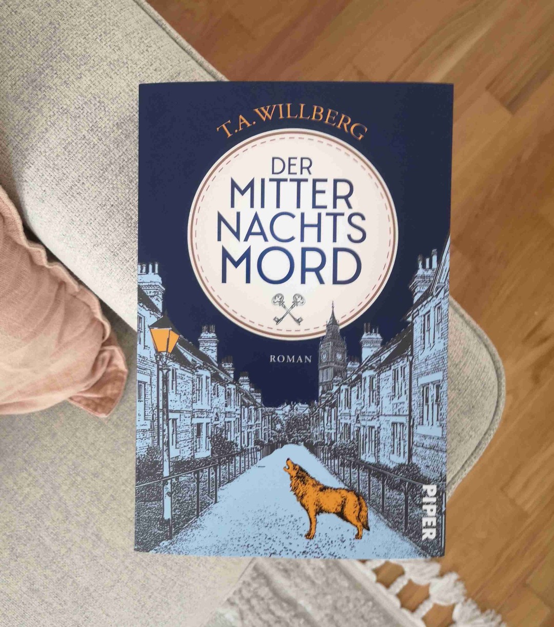 Ansich eine spannende Idee, leider fand ich Cover und Klappentext irreführend und wurde nicht so richtig warm mit der Geschichte