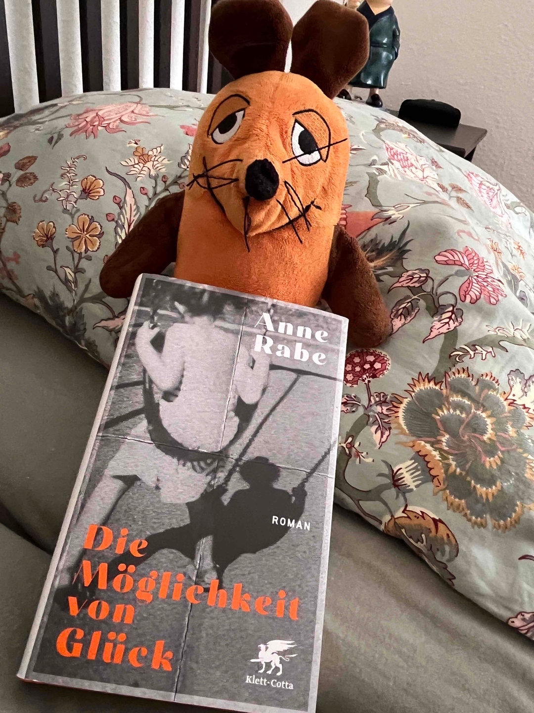 Puh, was für ein Buch. Geheimnisse und Gewalt ziehen sich durch die Familie der Ich-Erzählerin Stine, die in der DDR geboren wurde und durch das Land und die Gesellschaft.
Auf den stetigen Wechsel zwischen heute und damals konnte ich mich gut einlassen und habe das Buch innerhalb von drei Tagen gelesen. Ein zweites Mal folgt sicher.