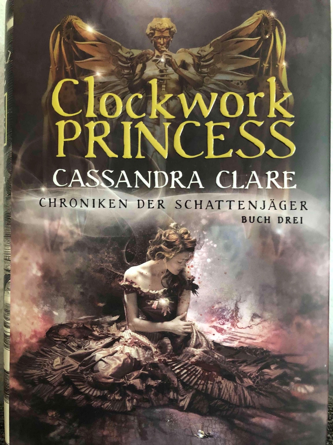 Einfach toll🥰
Diese Reihe hat mich echt von Band zu Band mehr begeistert. Ich liebe Will, Tessa und Jam und all die anderen Schattenjäger. Definitiv wird das nicht mein letztes Buch aus diesem Universum bleiben. Es hat mich verzaubert, zu Tränen gerührt und mitfiebern lassen. Alles, was man sich von einem guten Buch wünscht, hat dieses erfüllt. Besonders mochte ich ja, dass die Geschichte nicht in unserer heutigen Zeit gespielt hat- somit gab es nicht viel Technik und die Welt war nicht von der Digitalisierung eingenommen. Die Beziehungen und die Umgangsformen waren für diese Geschichte so wunderbar passend. Fünf 🌟🌟🌟🌟🌟