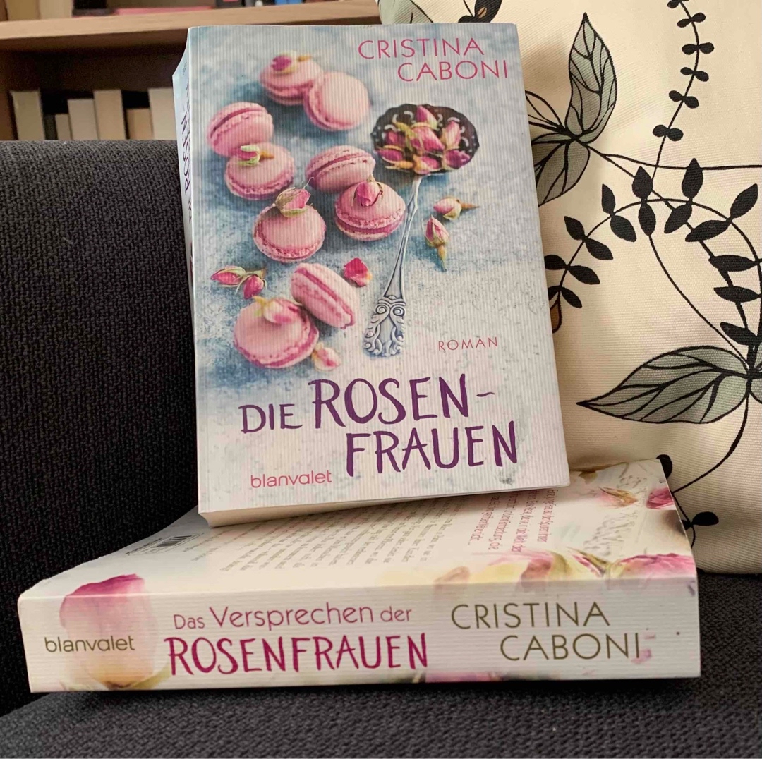 „Hass ist ein äußerst komplexes Gefühl. Man hasst das, was man begehrt und nicht haben kann, man hasst das, was man nicht versteht oder was einem zu weit weg erscheint. Hass und Liebe sind sich sehr nah, ihre Konturen verschwimmen, lassen sich nicht klar voneinander begrenzen.“
*Cristina Caboni - Die Rosenfrauen*