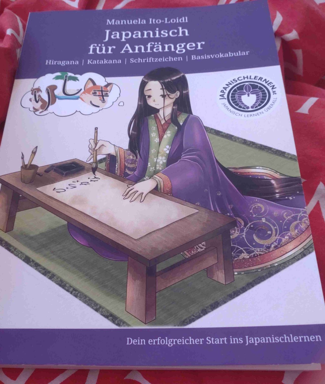 Wer japanisch lernen möchte, ist mit diesem Buch gut versorgt. Audiodateien und extra-Übungen gibt es kostenlos dazu und man kann es gegebenenfalls ausdrucken. Einen 8-wöchigen Plan zum täglichen Lernen ist ebenfalls enthalten. An diesen Plan kann man sich halten oder auch nicht. 😉
Mir hat das Lernen sehr viel Spaß gemacht und es sind tatsächlich alle Vokabeln hängen geblieben. Nun geht es für mich ans vertiefen und Grammatik lernen!