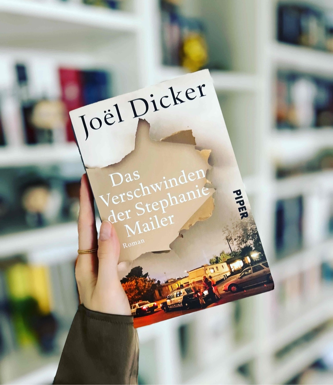 Am Ende hätten es diesmal etwas weniger Seiten sein können, oder etwas mehr Spannung zwischendrin.
Trotzdem wieder ein guter Roman, den ich recht gern gelesen habe.