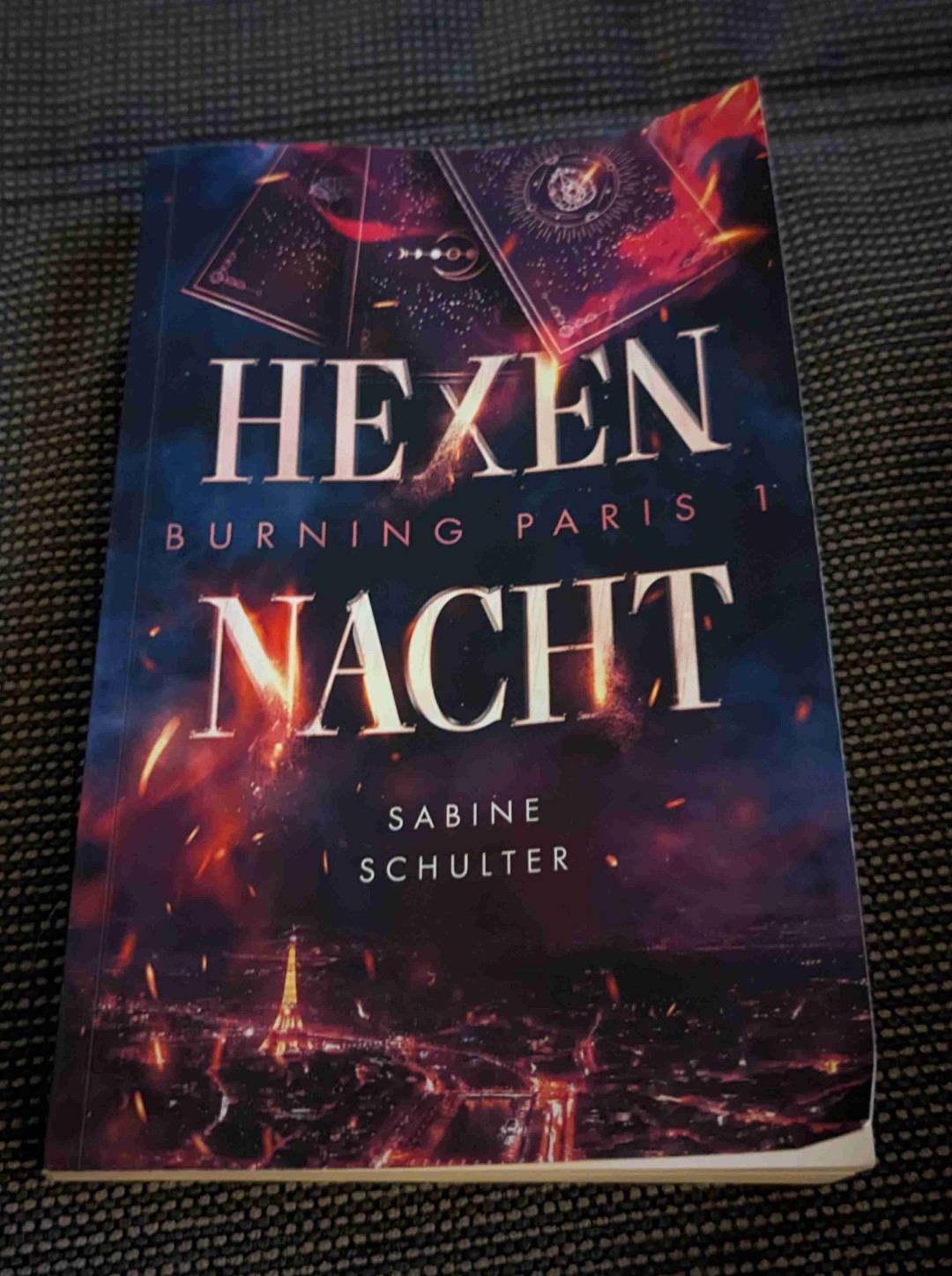 Ich brauche den zweiten Teil am besten sofort! 
Sehr spannendes Buch mit vielen Rätseln und Geheimnissen