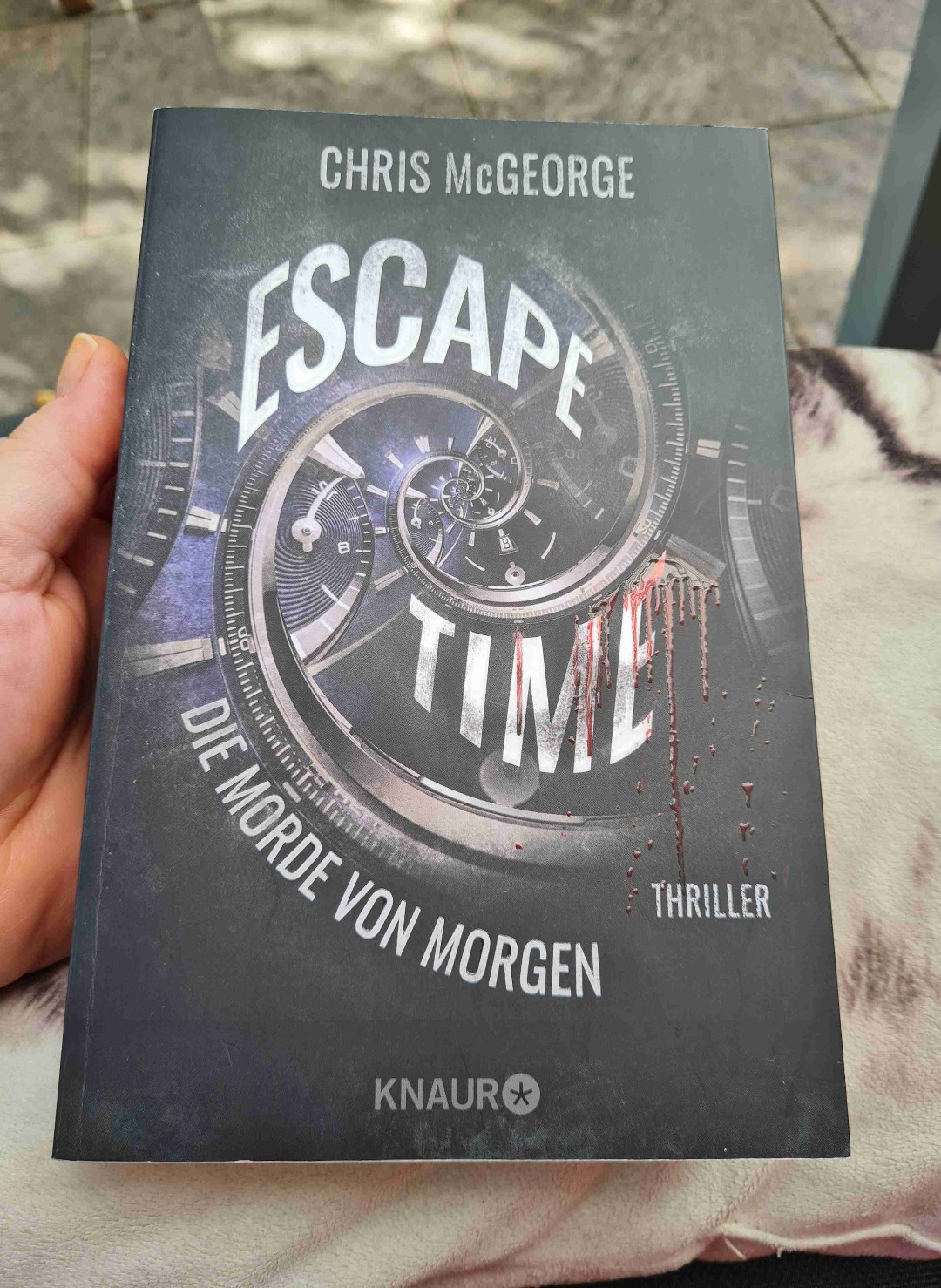 Ich lese recht wenig Thriller, aber dieser Roman hatte mich neugierig gemacht und nicht enttäuscht. Spannend, dabei überraschend, nicht blutrünstig und auch kein Psychothriller. Fand den Roman echt gut und werde mir den Autor merken.