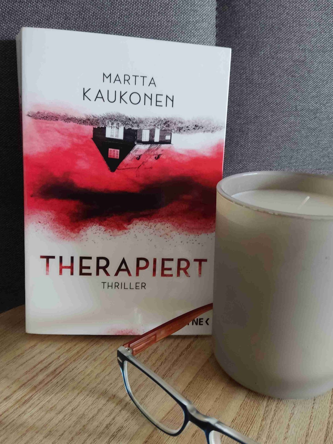 Ich gebe 3,5 von 5 Sternen und bin ehrlich gesagt froh es von der Liste zu haben. Ich kann es nur sehr themenresistenten Thrillerliebhabern empfehlen, die den komplexen skandinavischen Stil von Psychothrillern mögen. Alle anderen sollten die Hände davon lassen 