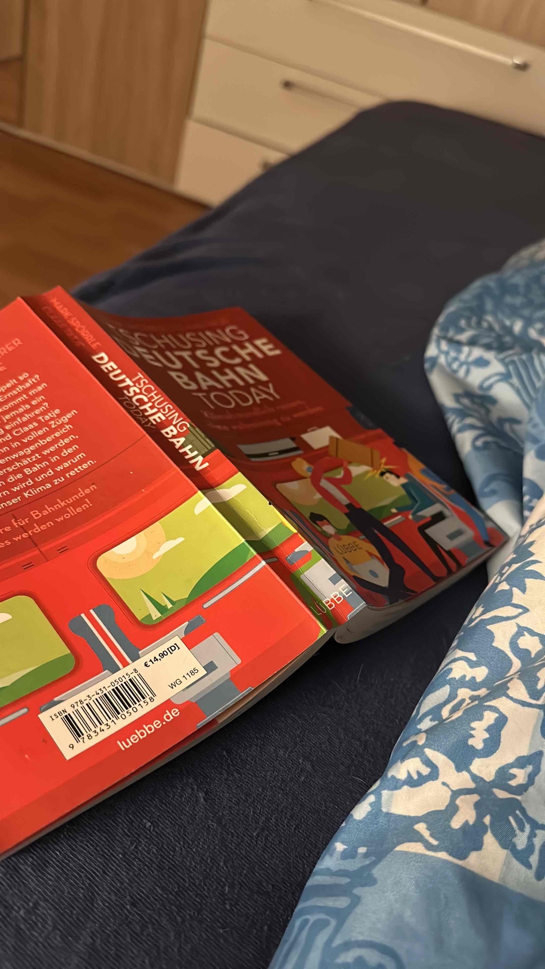 Ich erwische mich selbst in dem Buch immer wieder. Das Buch beschreibt mich teilweise richtig gut als Mitarbeiterin der DB.
Spaß beiseite, gut und lustig geschriebenes Buch.
Guter Lesefluss und zieht einen voll in Bann.
Man sollte allerdings Eisenbahnbegeistert sein um dieses Buch durch zu halten.