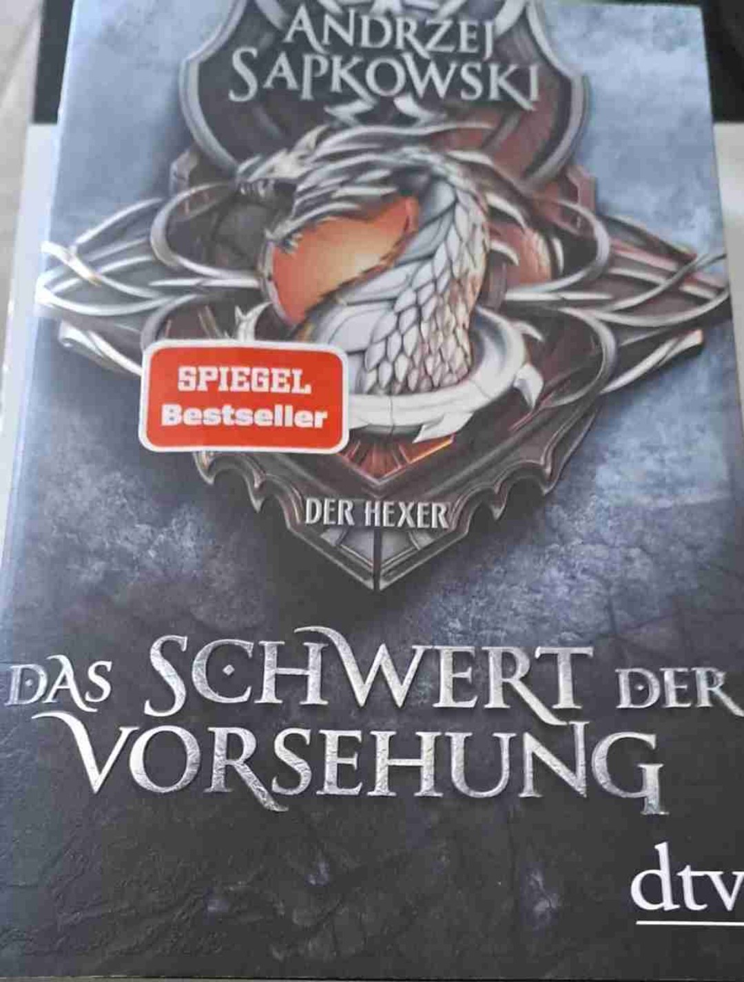 Das Buch hat mir wirklich, wirklich gut gefallen. Ich habe mich jeden Abend darauf gefreut weiter zu lesen. Wie auch bei den anderen Büchern der Reihe, die ich schon gelesen habe, ist der Schreibstil anspruchsvoll, aber sehr unterhaltsam. Zwischen ernsten Seiten des Kampfes, gibt es auch immer wieder humorvolle Seiten. Die Charaktere neben Geralt sind auch wundervoll beschrieben und wachsen einem so schnell ans Herz.