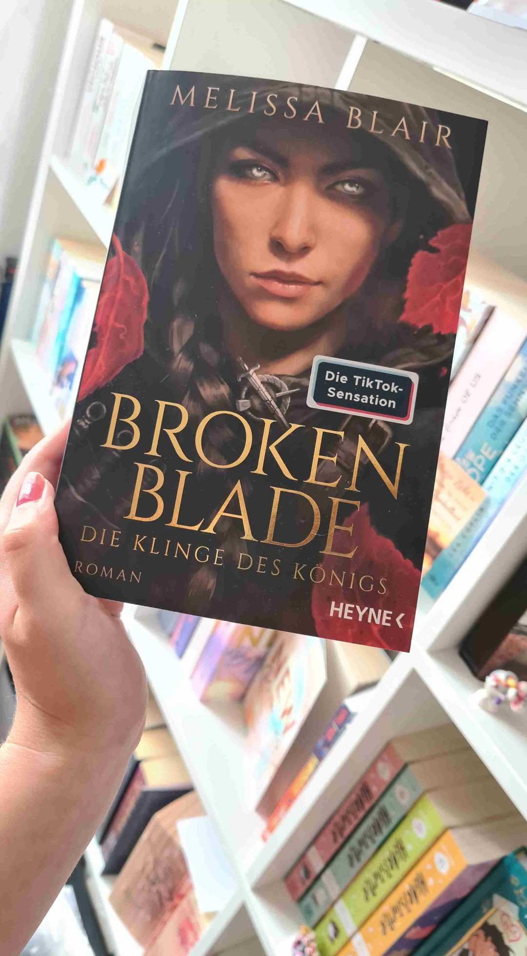 Broken Blade ist ein Buch, das anfangs Geduld erfordert, aber sich in der zweiten Hälfte zu einer fesselnden Geschichte mit interessanten Charakteren entwickelt. Die Langsamkeit zu Beginn wird durch die steigende Spannung und die beeindruckenden Dialoge wettgemacht. Ein Buch, das sich letztendlich lohnt!