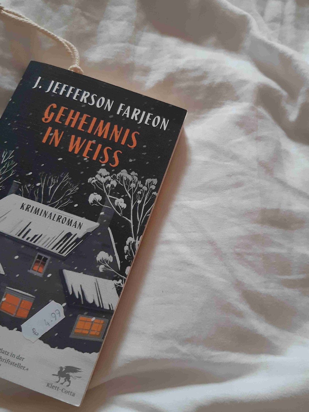 Zwar mal was anderes aber sonst nicht wirklich was besonderes. Ich persönlich mochte auch weder die Sprache noch den Schreibstil. Lesen kann man es aber trotzdem. Hoffentlich nicht im Sommer, so wie ich ;).