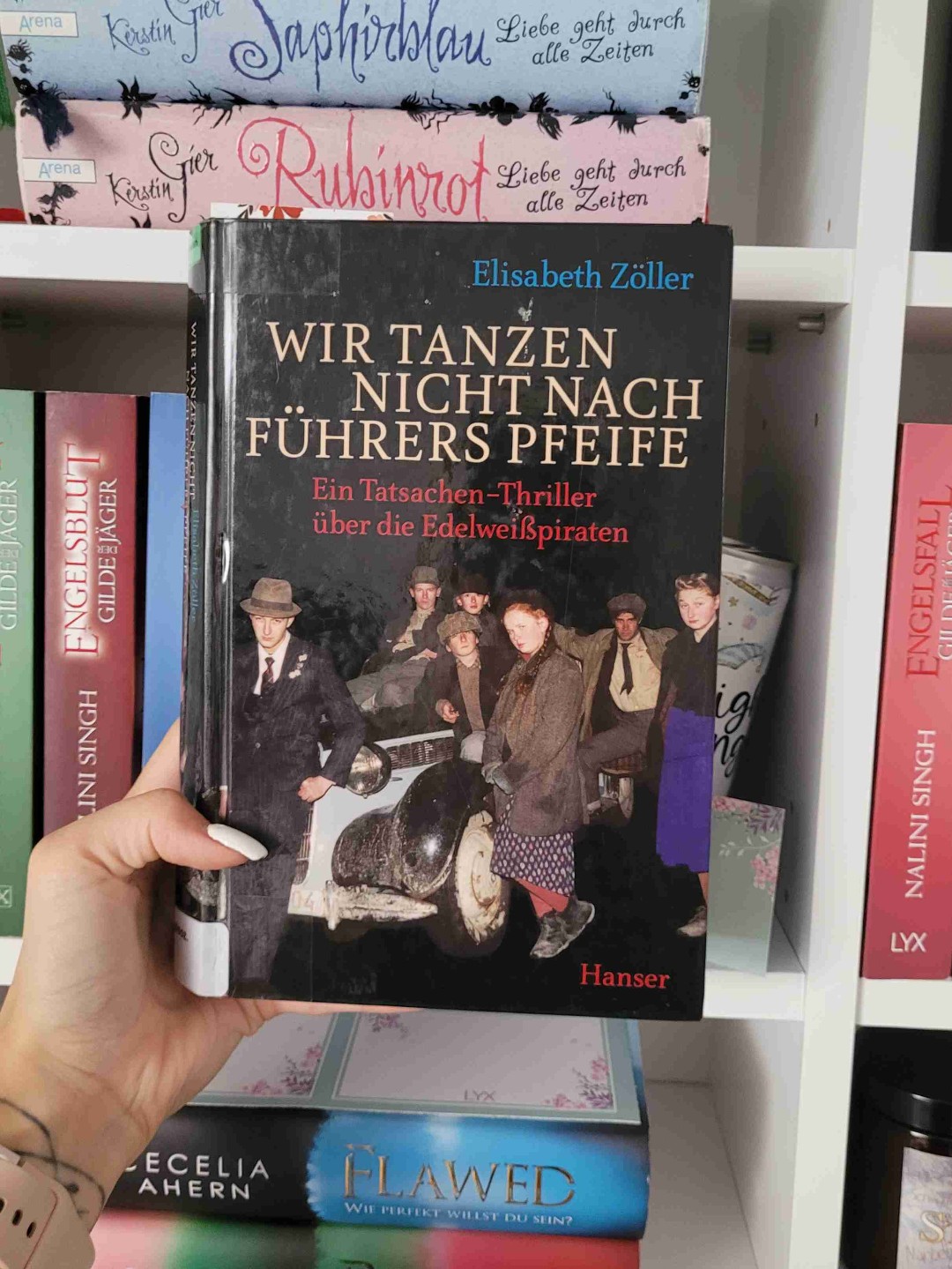 Das Buch ist sehr gut geschrieben und vor allem auch für Jugendliche sehr spannend. Es ist aber auch nichts für schwache Nerven was verständlich ist bei diesem Thema. Also vor allem für schon etwas ältere Jugendliche.
Ich finde das Buch aber sehr gut umgesetzt und kann es nur empfehlen!