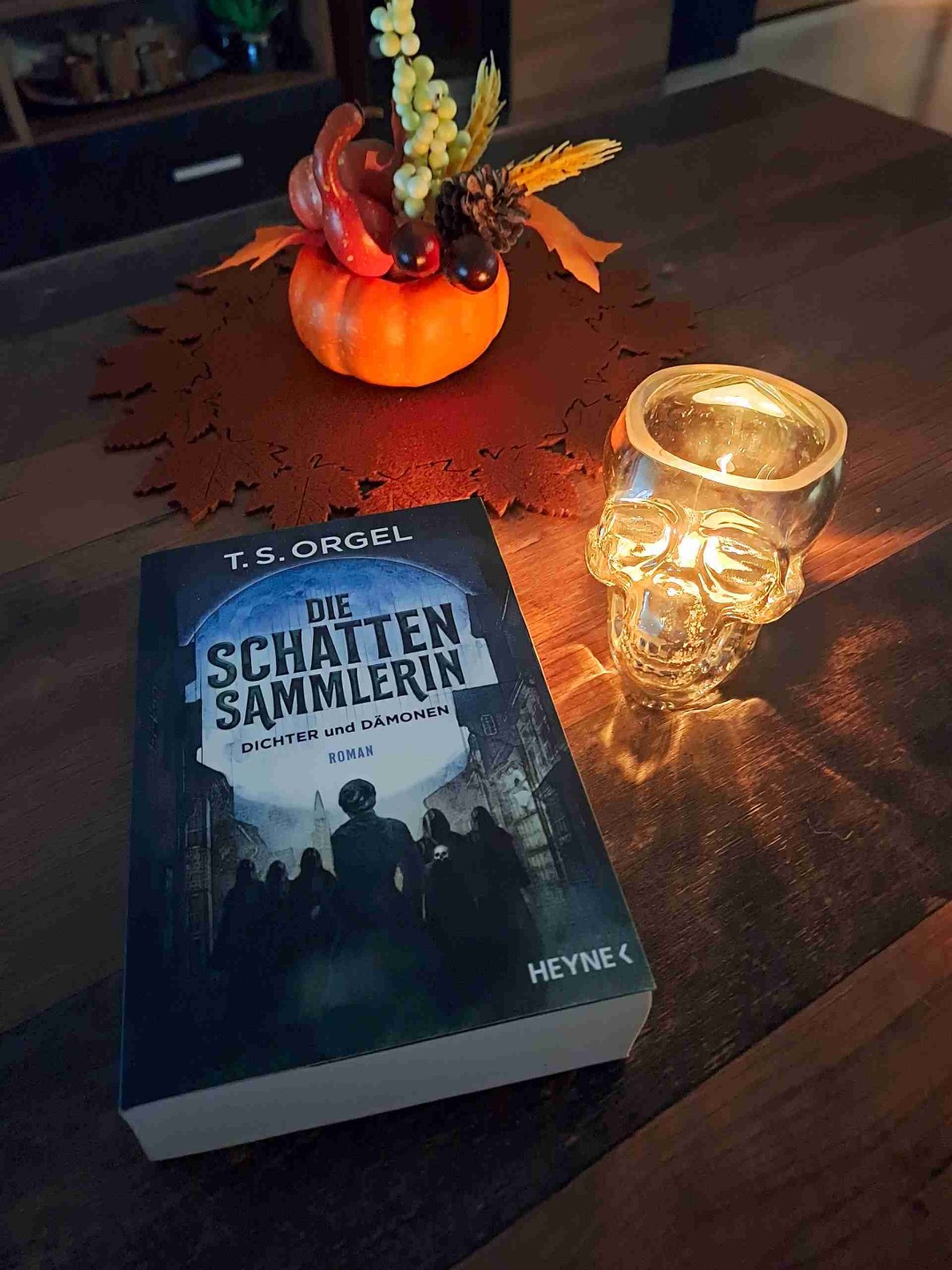 ⭐️ Rezension ⭐️
•
Ich habe gestern Abend "Die Schattensammlerin Dichter & Dämonen" beendet. Es handelt sich um ein historischen Krimi im Jahr 1830 mit einem hauch Fantasy. Die Protagonistin Milli war mir auf Anhieb sympathisch. Sie ist wissbigierig und mutig. Goethe hingegen ist teilweise schwer zu ertragen durch sein ständiges Gejammer aber natürlich sehr wichtig und hilfsbereit um Schillers Schädel wiederzufinden. Abaris, der Vertraute von Goethe ist humorvoll und hilft Milli die Diebe zu finden und den Schädel zurückzubringen. Alles führt zum Okkulten und mystischen Ereignissen. Die Geschichte ist durchweg spannend. Der Schreibstil ist einfach gehalten und die Beschreibung von Frankfurts Gassen sind bildhaft beschrieben. Es war mir eine Freude dieses Buch zu lesen. 😊📚