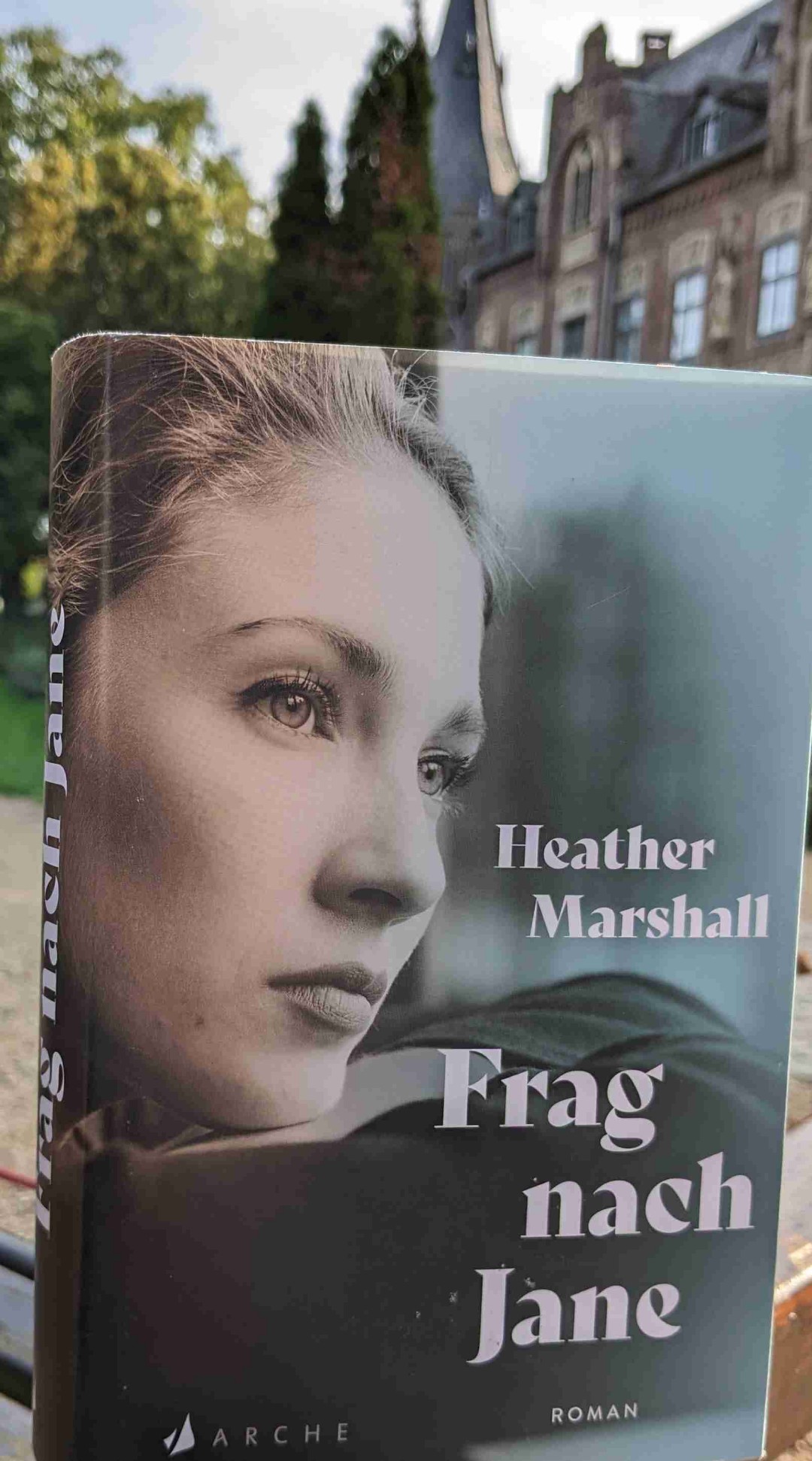 Was für ein wahnsinnig schönes Buch!
Emotional tiefgreifend, spannend l, feministisch und mit einer mega interessanten Thematik.
Ich bin hin und weg und frage mich, warum dieses Buch nicht viel mehr gehypt wird.
Jahreshighlight!