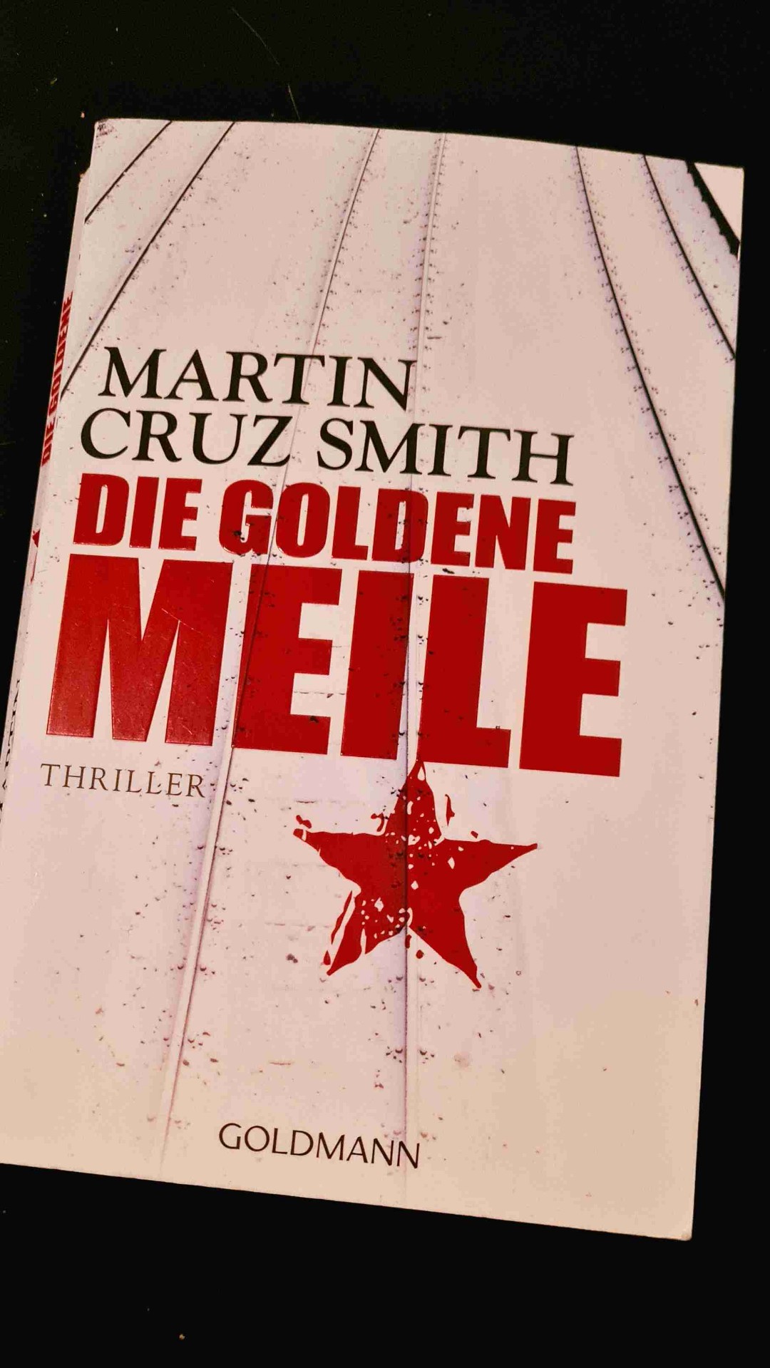 Mittelmäßiger Thriller ohne spannende Wendungen, das Ende plätscherte eher so vor sich hin. War ganz nett, mal ein anderes Setting als das sonst oft übliche Berlin/Stockholm/L.A. zu haben.