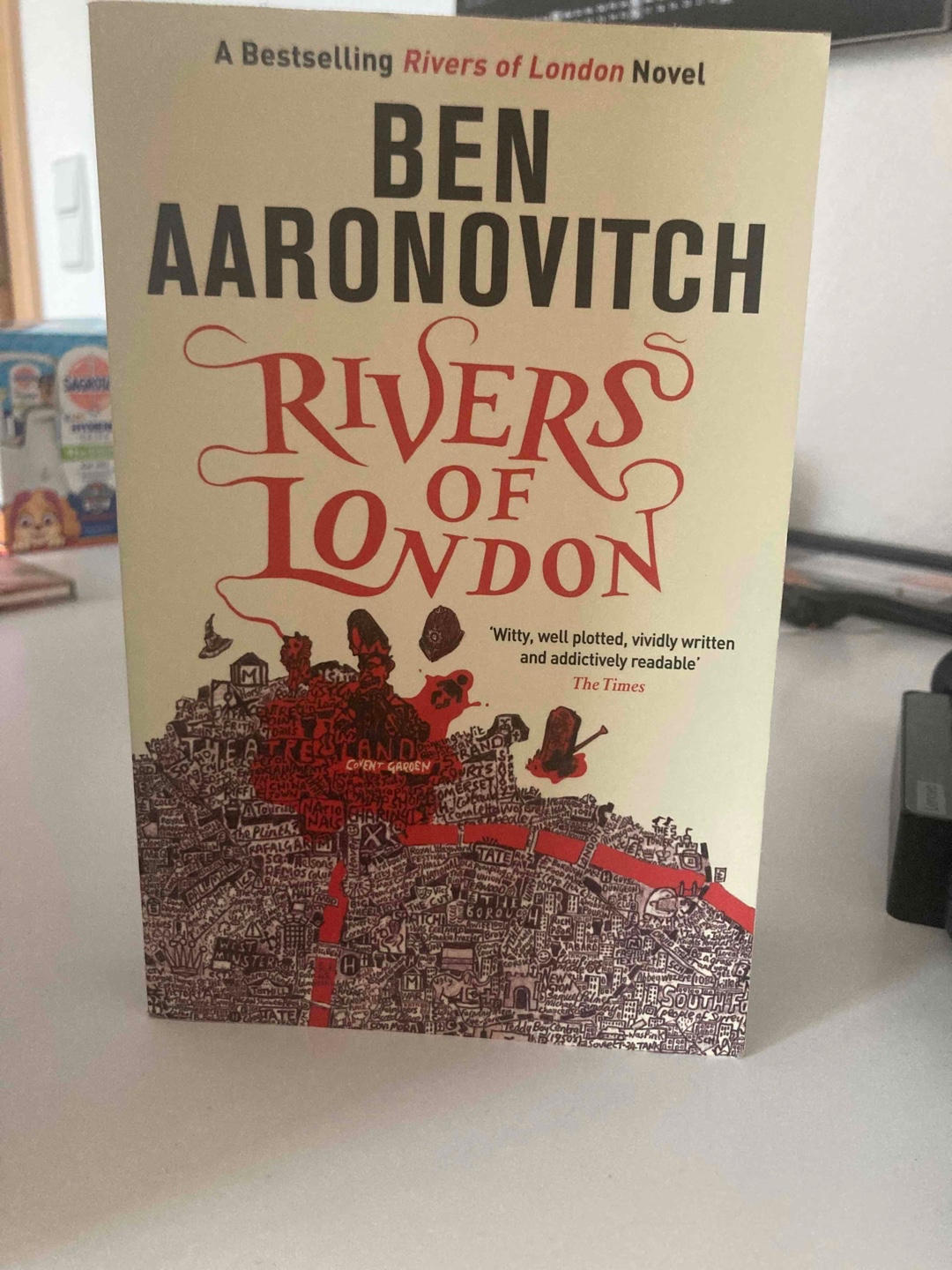 Male-Gazey Urban Fantasy Abenteuer für alle, die London lieben.