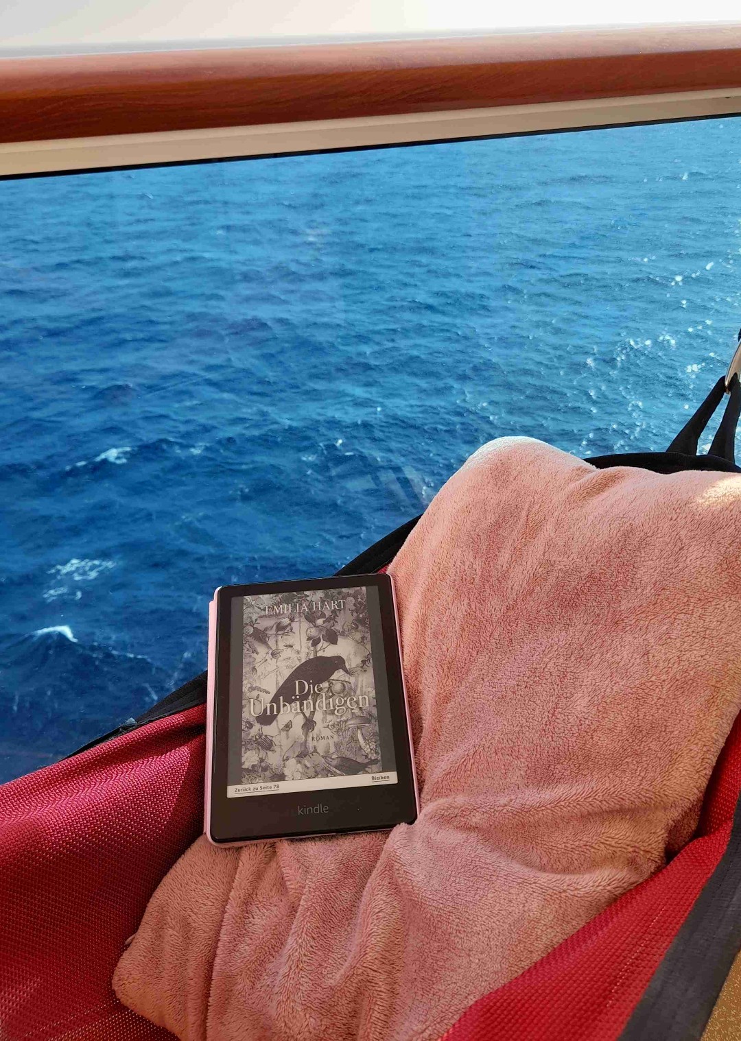 Ein schönes Buch über 3 Frauen in 3 verschiedenen Zeiten. Kurze Kapitel, so dass man immer denkt... eins geht noch! Außerdem mag ich es, wenn man bei jeder Person immer wissen möchte, wie es weiter geht. 1 Stern Abzug, weil ich mir gewünscht hätte, jede Frau wäre mir noch etwas "näher" gekommen.
