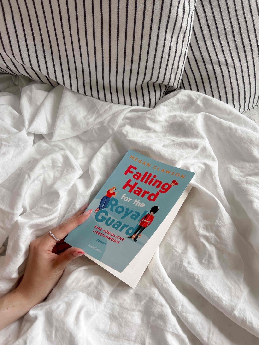 Eine super niedliche RomCom!
Mir hat das Buch sehr gut gefallen. Es hatte alles, was man für eine tolle Romance Geschichte braucht: ein wundervolles Setting, Humor, britische Typen …
Zudem haben mir die authentischen Charaktere sehr gefallen und ich kann das Buch empfehlen.