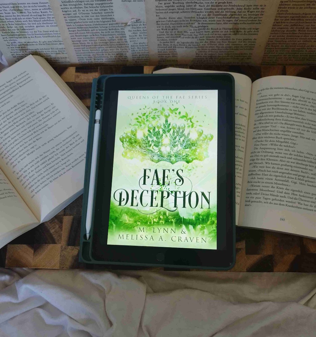 [ 4,5 | 5 ⭐]   | Loved it aber es fehlt was | 

|Buchreihe: Queens of the Fae (1/12) | 

🧚‍♂️ INHALT

A human girl with a troubled past.

A fae prince from a stolen kingdom.

When he whisks her away to the fae realm, there is no going back to her old life.

Under the rule of a captivating queen, the kingdom of Fargelsi has brought the three fae lands to the brink of war. And now that same queen has her eyes set on a new pawn—a human girl.

Allied with the usurper king, the royals seek to overthrow all those who oppose their unmatched power. Unmatched—until Brea Robinson arrives and proves to be more than they bargained for.

As the motivations of those around her become clear, Brea must decide if she can trust the handsome prince who abducted her, or if she might be safer across the wastelands and swamps, in a land in desperate need of the magic she doesn’t know she has.

