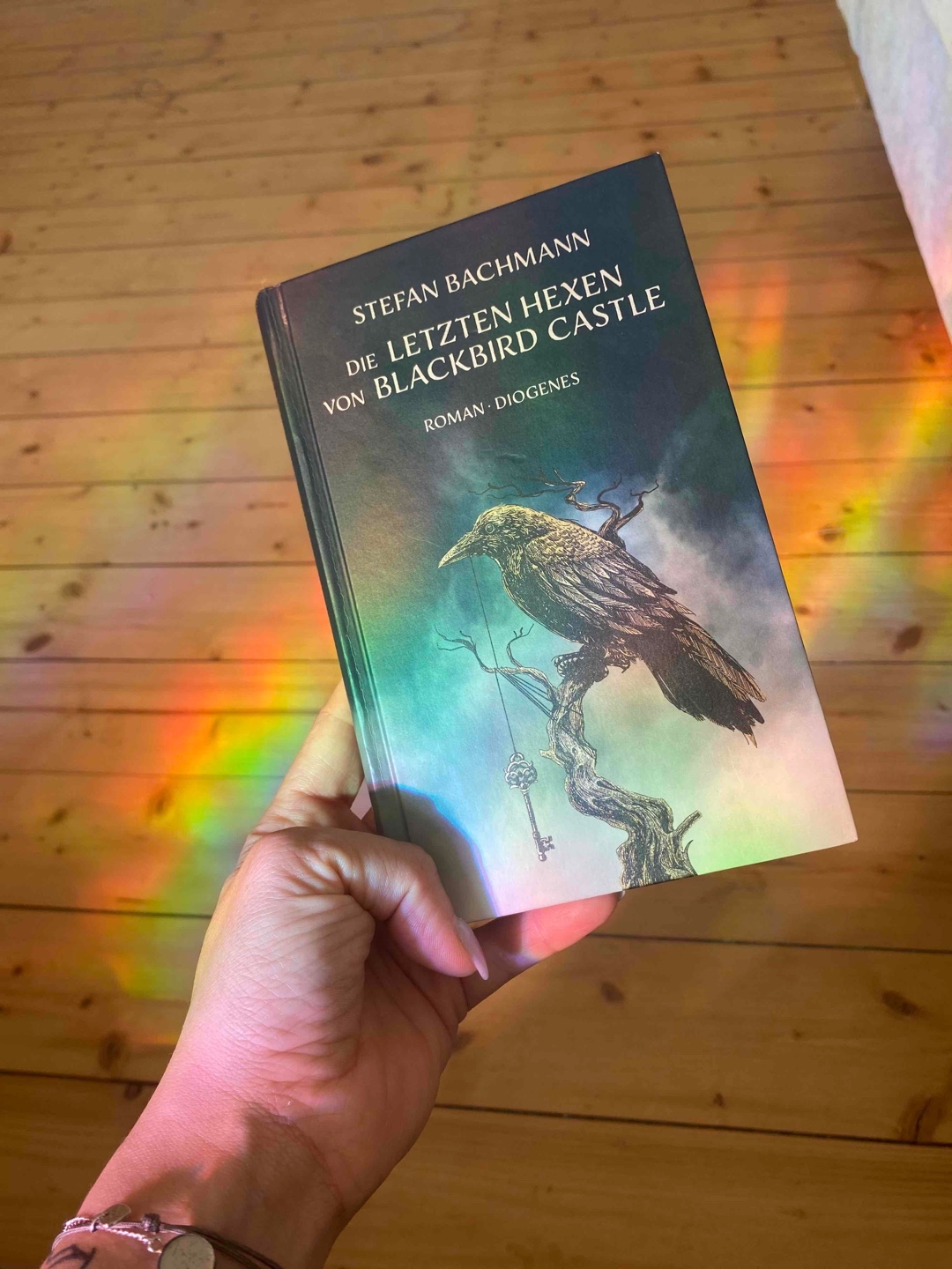 Das Buch hatte eine super Start, war sehr spannend an zwei drei stellen etwas langatmig.
Das Ende war leider sehr kurz und aprupt, zwischen zeitlich dachte ich es wurde ein zweites geben und dann war einfach vor bei.
So standen wie die erste Hälfte war so langarmig war die Zweite und das Ende leider dann sehr knapp und aprupt.