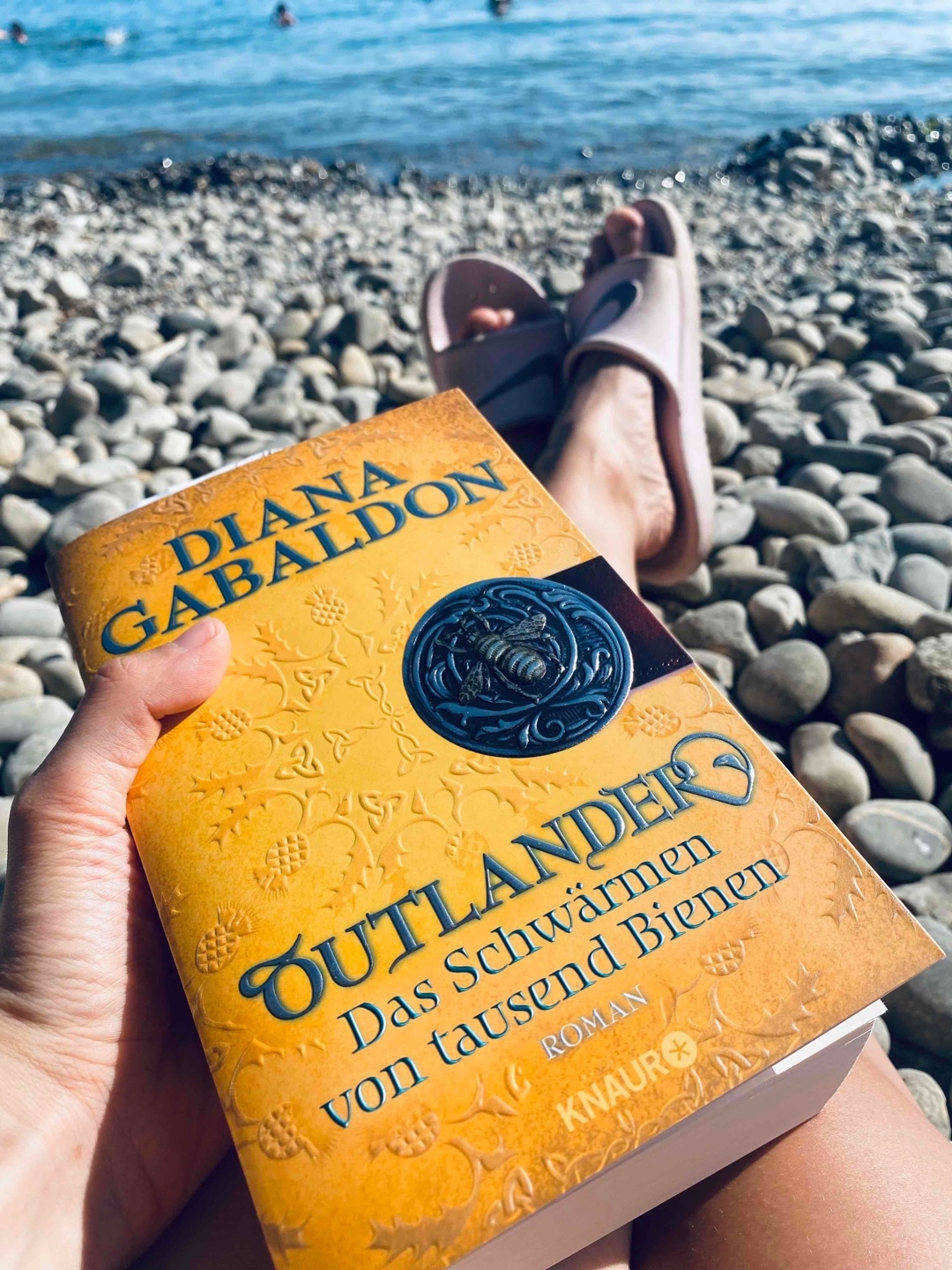 Für mich ein toller Anschluss  und eins der besten Bücher (Nach Band 1 und 2) der Reihe. Hoffentlich gibt es einen 10 Band und wir müssen nicht all zu lang warten 