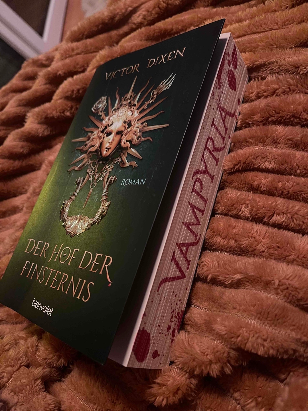 Wow, ich weiß garnicht was ich schreiben soll. Ich bin bei diesem Buch wirklich durch alle Gefühle gegangen. 😂