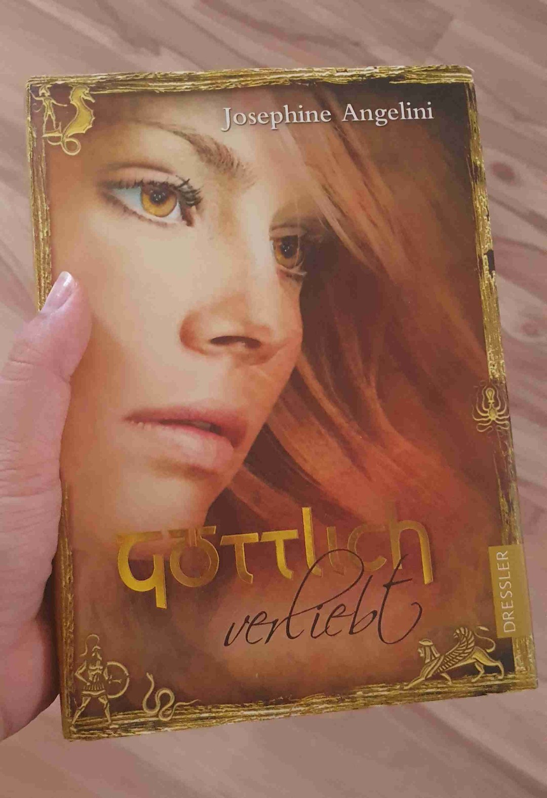 Auch der dritte Teil hatte mir sehr gefallen. Es passiert sehr viel, aber durch den schreibstil lässt es sich so gut lesen. Wird nicht das letzte mal sein das ich diese Trilogie lesen werde