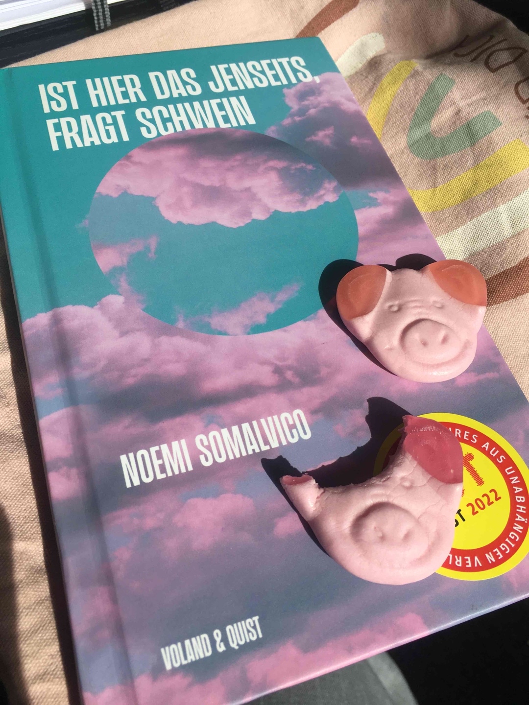 Bezaubernd skurril und wunderbar philosophisch auf wolkig sonnige Art, voller Weisheit und Tiefe. 
