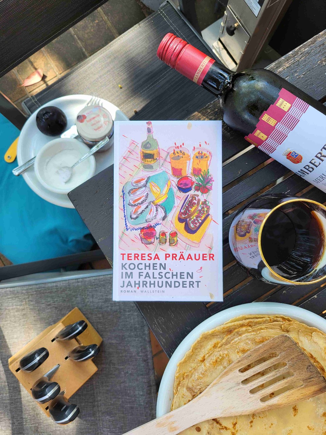 Dieser literarischer Gaumenschmaus macht von der ersten bis zur Seite wahnsinnigen Spaß, denn Teresa Präauer gelingt es mit sprachlicher wie inhaltlicher Genialität eine scheinbare Banalität wie eine Essenseinladung unter Freunden zu einem pointierten wie messerscharfen Gesellschaftsportrait auszudehnen. 🍷