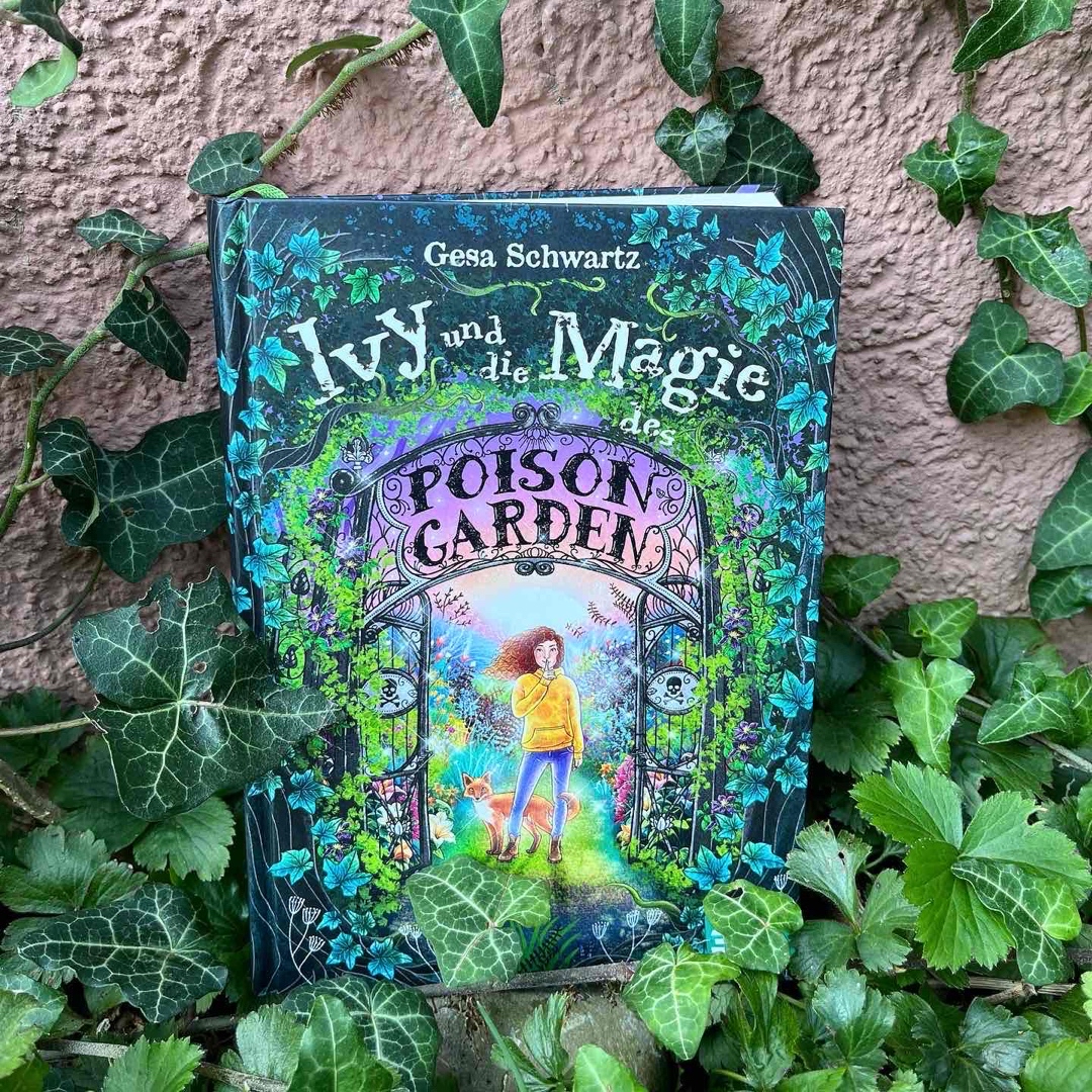 "Ivy und die Magie des Poison Garden" ist ein magisches Leseabenteuer in dem die Wirklichkeit mit der Fantasie verschmilzt. Gesa Schwarzt' Geschichte sprüht nur so vor Fantasie und Magie, ist rasant und voller Action und Gefahren. Vor allem bringt sie aber auch richtig viel Lesespass mit sich.