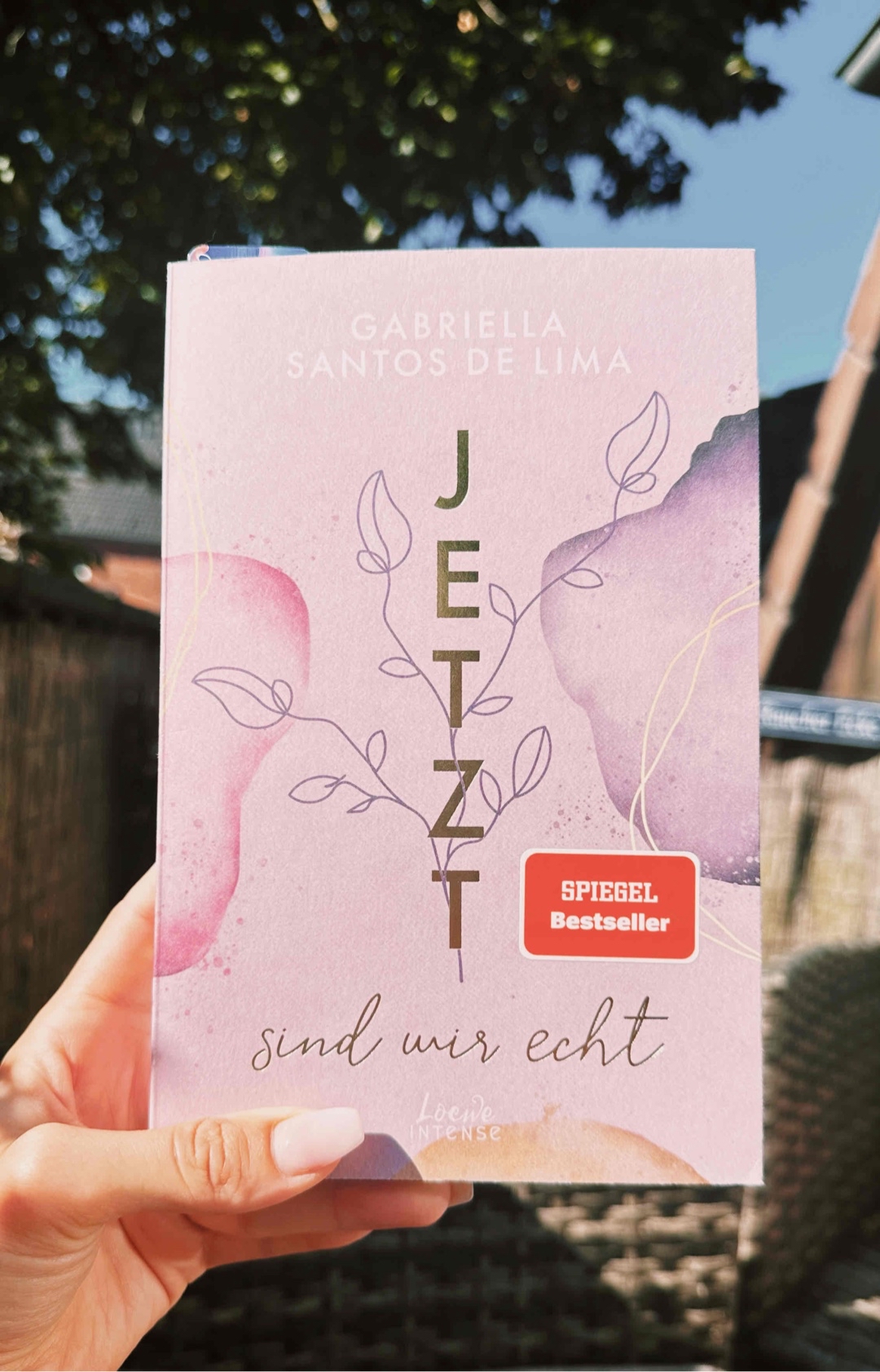 Schöne Geschichte zwischen den Beiden, sehr gut geschrieben. Autorin macht immer wieder auf heutige gesellschaftliche Probleme aufmerksam, regt zum Nachdenken an. Tolles Buch ⭐️