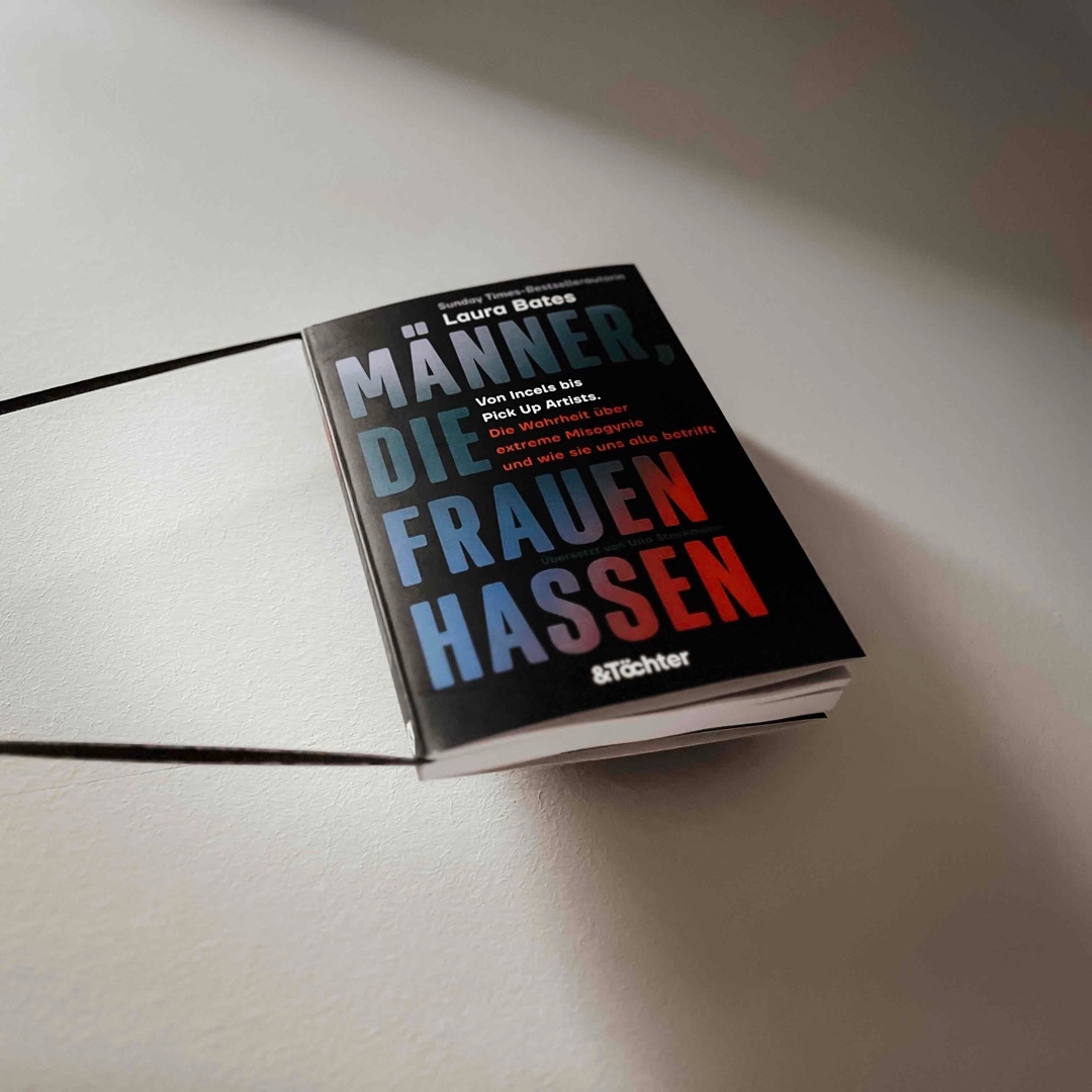 Ein intensives Leseerlebnis, welches über Grupperierungen der Incels, Pick Up-Artists und Männerrechtsaktivisten aufklärt und dabei beängstigende Entwicklungen darstellt.